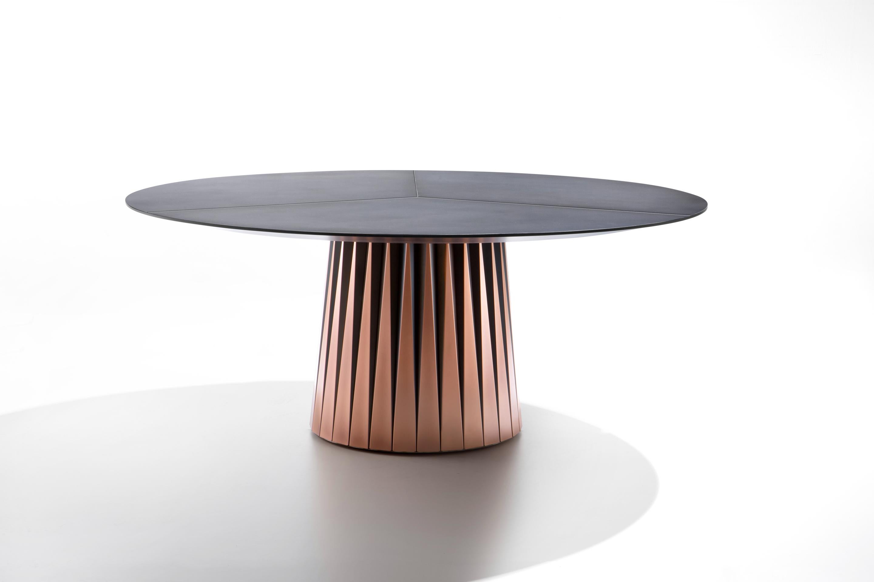 Table Coste de De Castelli
Dimensions : 108 x H 75 cm
MATERIAL : Cuivre brossé
D'autres dimensions et versions sont disponibles. N'hésitez pas à nous contacter pour toute demande.

Inspirée par l'art de l'origami, la collection de tables Coste est