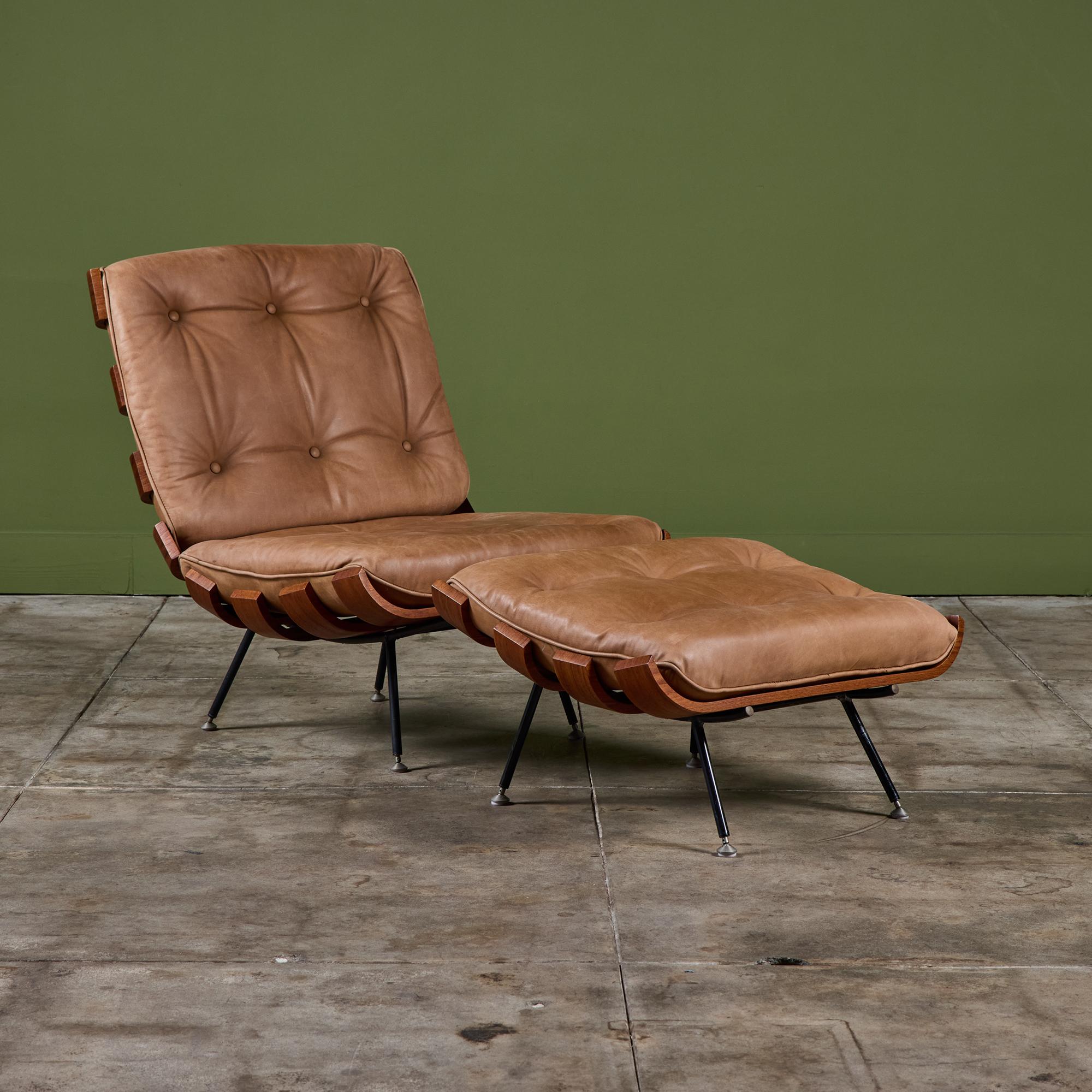 Sedia da salotto e pouf in pelle di Martin Eisler and Martin Hauner, anni '60 circa, Brasile. La sedia ha uno schienale a doghe con cuscino in pelle naturale e pouf coordinato. Entrambi i pezzi sono sostenuti da gambe in ferro.

Dimensioni
sedia: