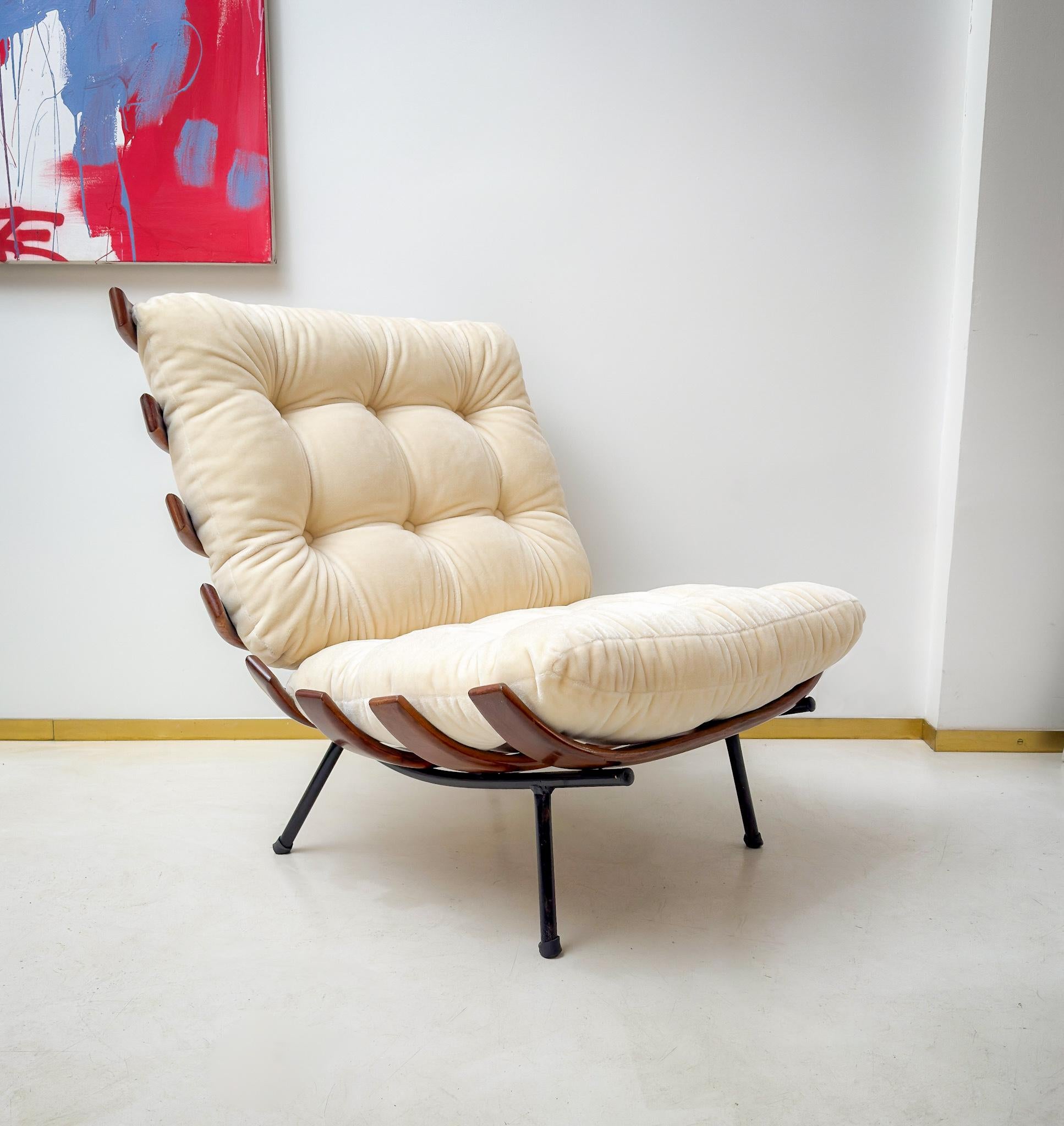 Le fauteuil Costale de Martin Eisler avec une date de fabrication de 1955 en bois de Imbuia. La structure un tubulaire de fer et les lattes sculptés en bois, tous les éléments structurels sont d'époque, les deux coussins sont neufs, tapissés avec un