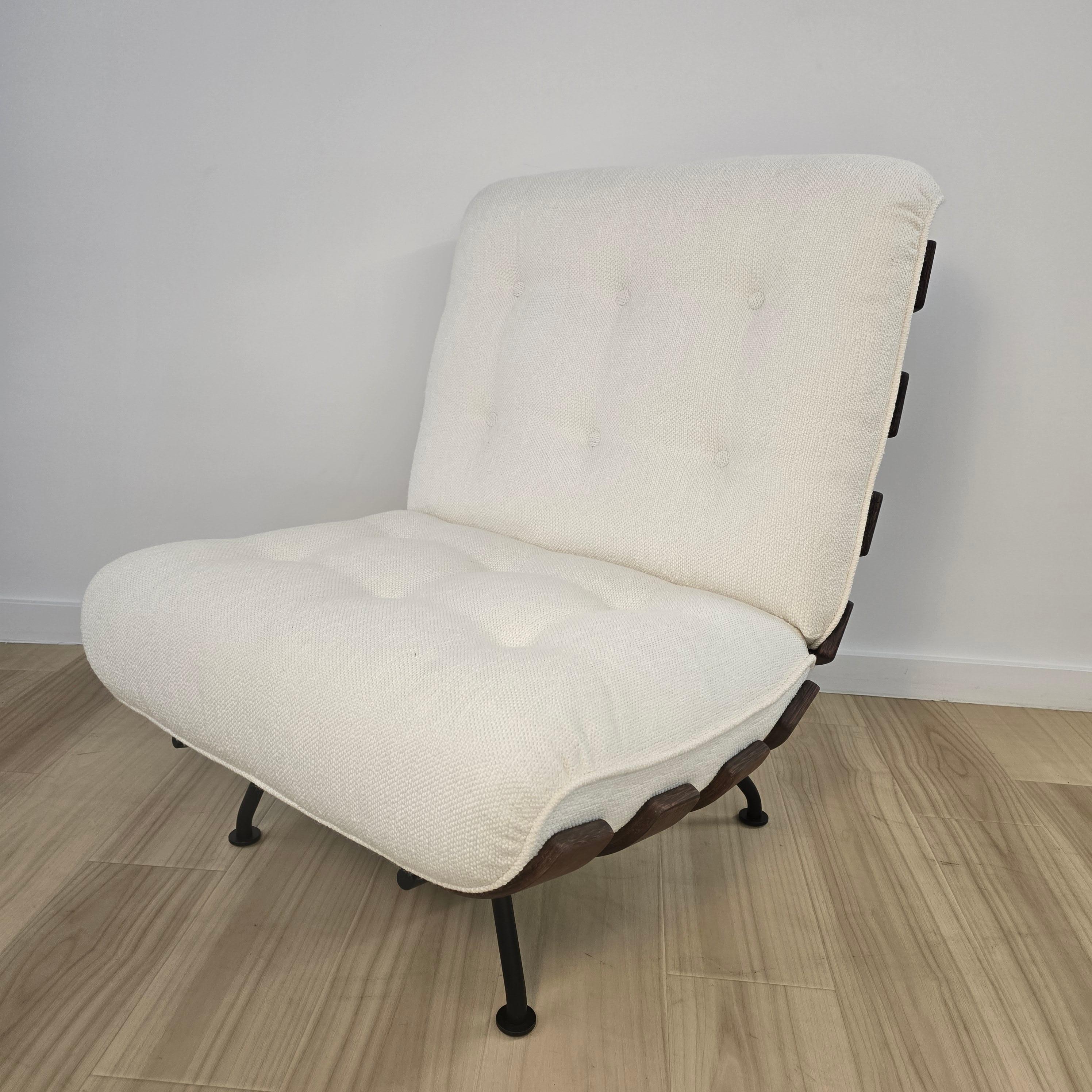 Costela est un fauteuil à l'histoire incomparable : él�égant et informel, il est une icône du design brésilien des années 1950, mêlant esthétique sensuelle et matérialité naturelle dans un design d'une intelligence raffinée.

Base : frêne teinté