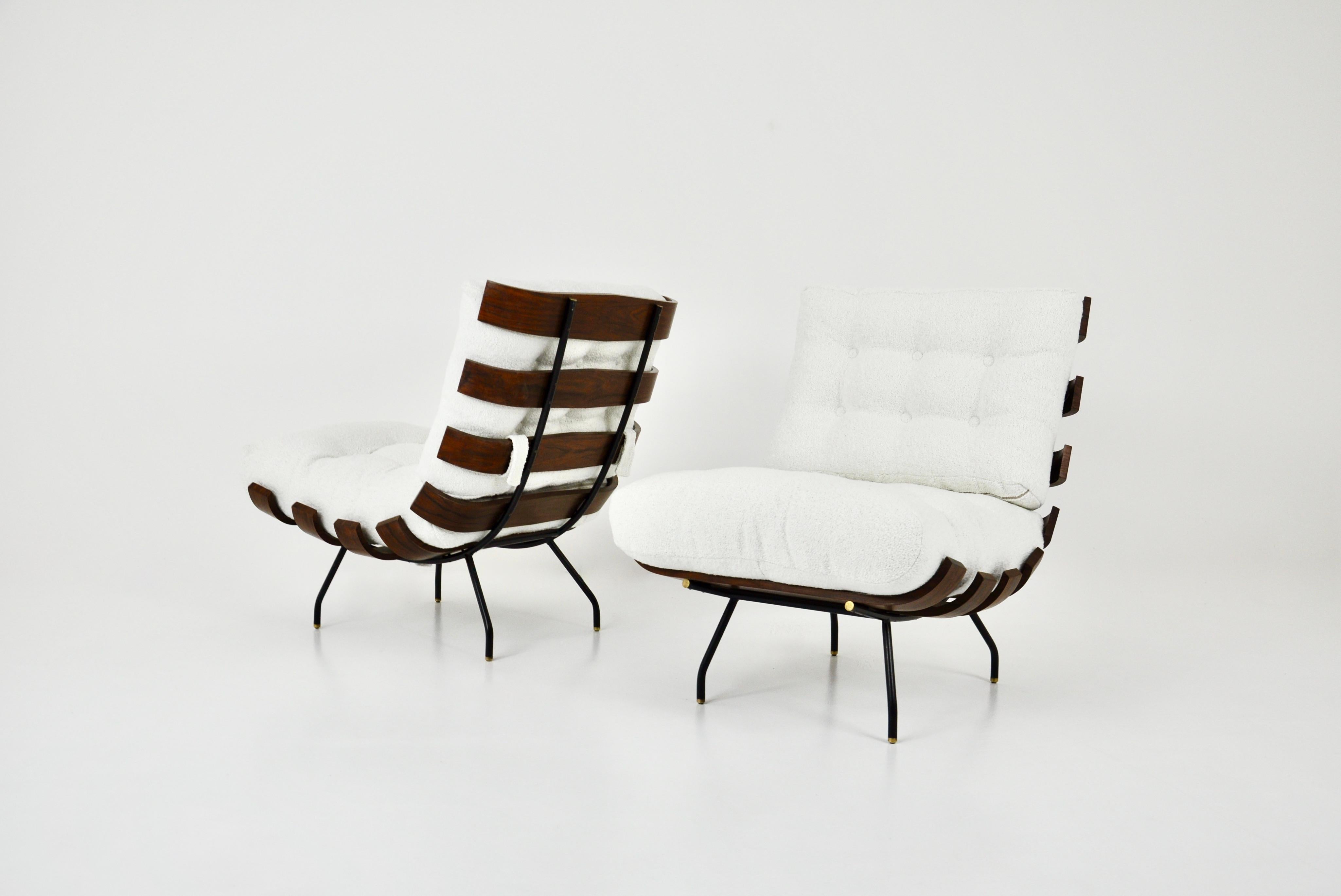 2 Costela lounge chairs in wood, metal legs and curly fabric cushions by Martin Eisler and Carlo Hauner.  Icons of Brazilian design. Seat height: 48 cm. Wear due to time and age of the lounge chairs. 