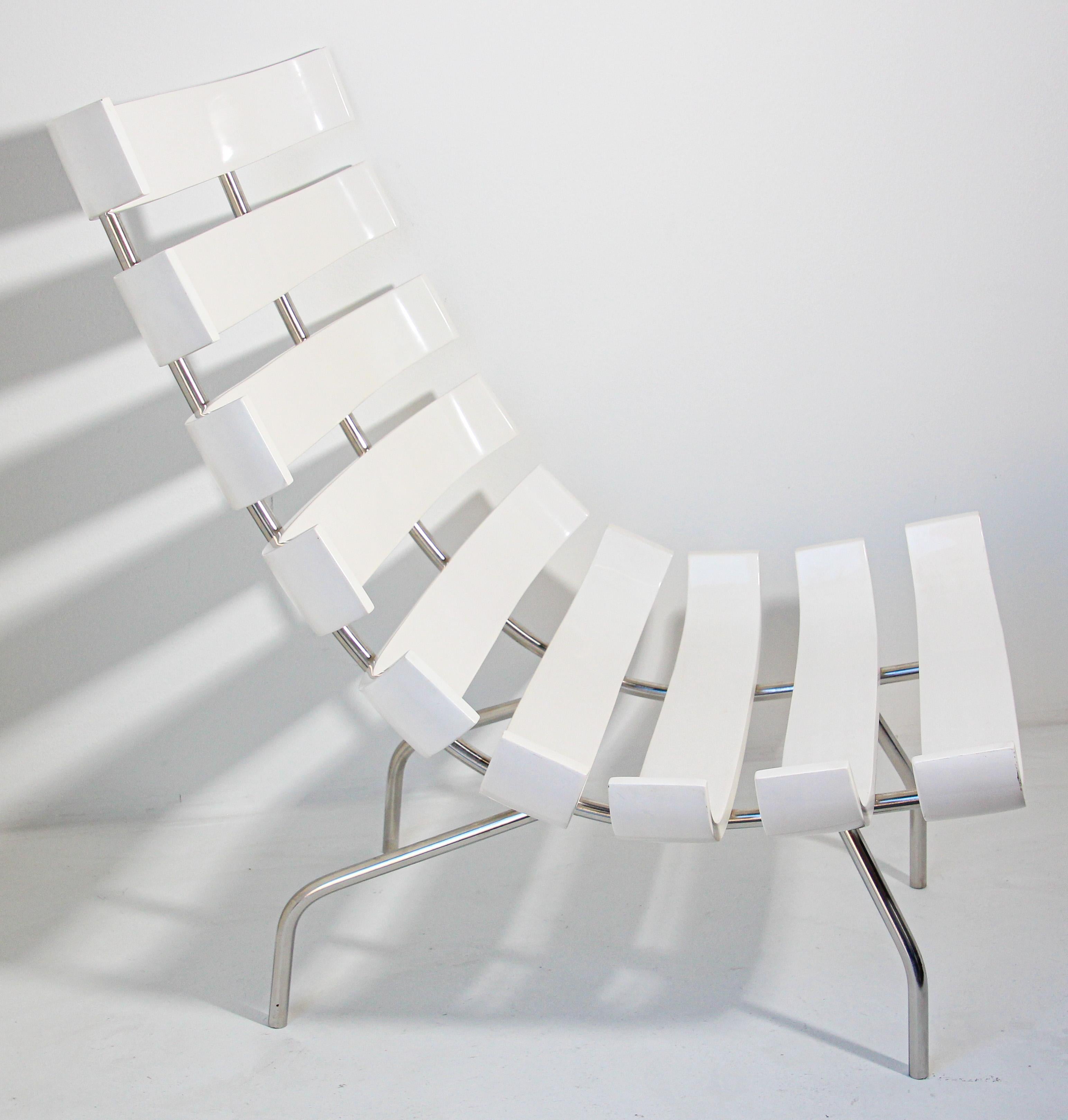 Martin Eisler Carlo Hauner Chaise longue de style Costela en blanc.
Conçu à l'origine par Martin Eisler en 1952, il s'agit d'une icône du design brésilien des années 1950.
Martin Eisler et Carlo Hauner Costela lounge chair, la chaise Costela était