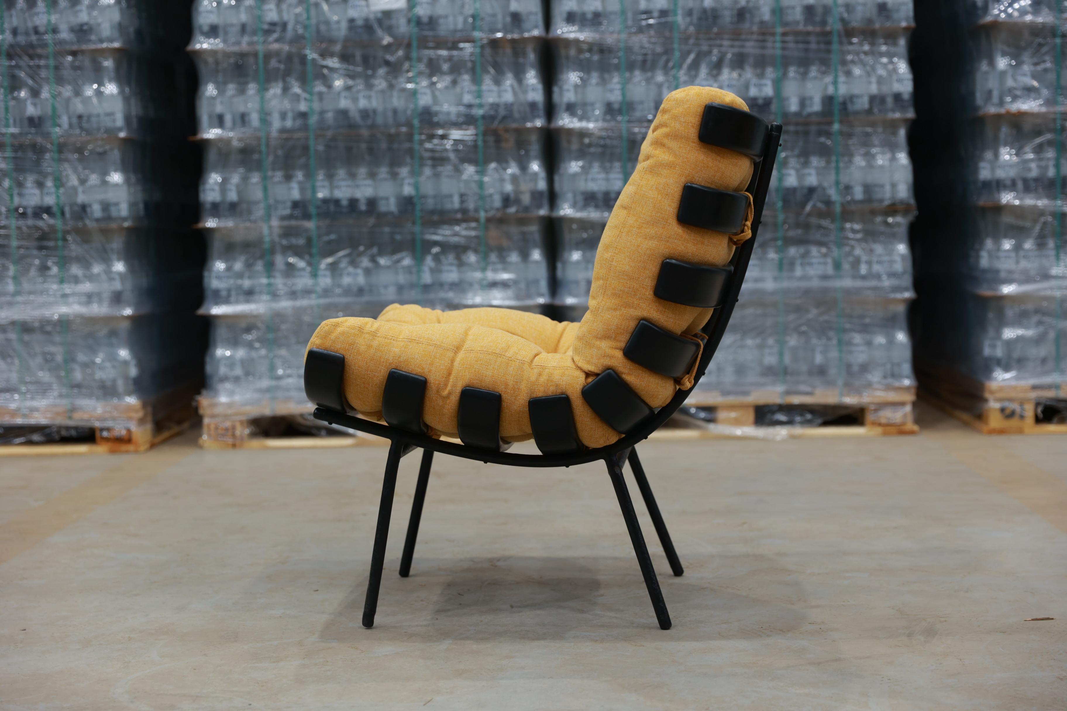 20ième siècle Fauteuil Costella en bois dur et Fabrice Att. à Martin Eisler, 1950, Brésil en vente