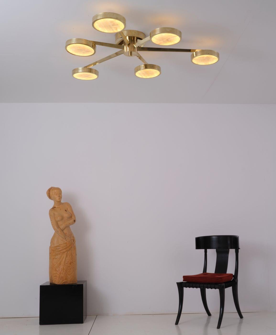 Costellazione est le nouveau groupe de lustres de la collection Sistema. Il s'agit de la version à 6 bras. Cadre en laiton massif et diffuseur en marbre luxueux Onyx translucide.

- Utilise le même abat-jour tambour de 23 cm avec du marbre Calacatta
