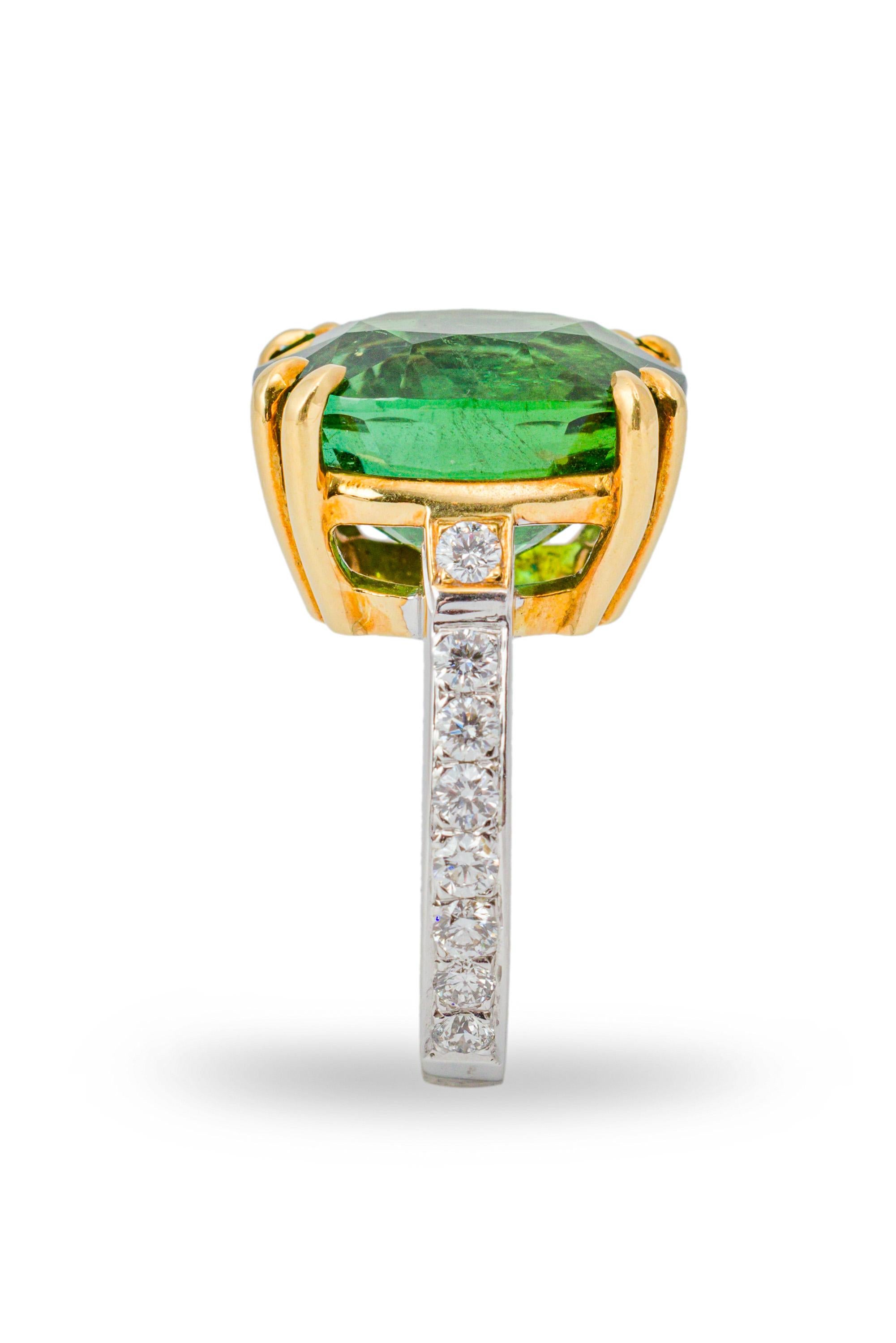Taille ovale Bague « Costis » en forme d'aigle avec tourmaline verte de 17,14 carats et diamants en vente