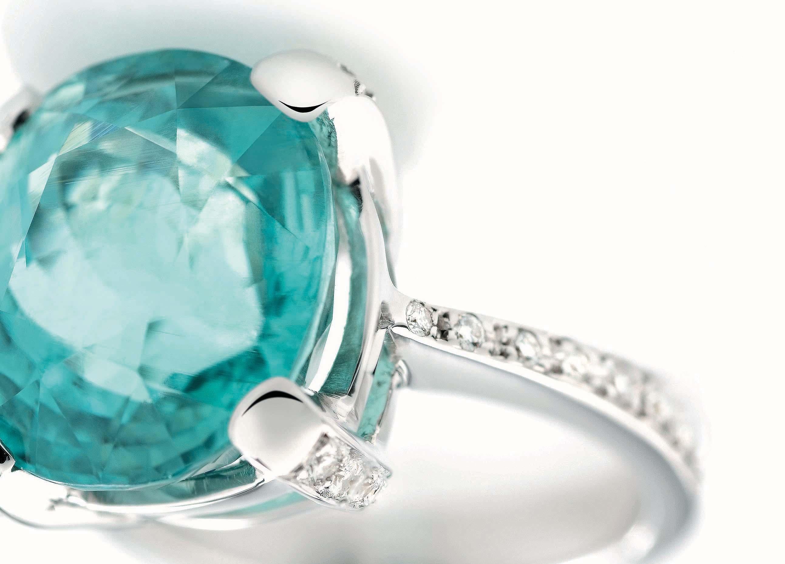 Bague « Costis » à quatre griffes avec tourmaline Paraiba africaine de 11,97 carats et diamants en vente 2