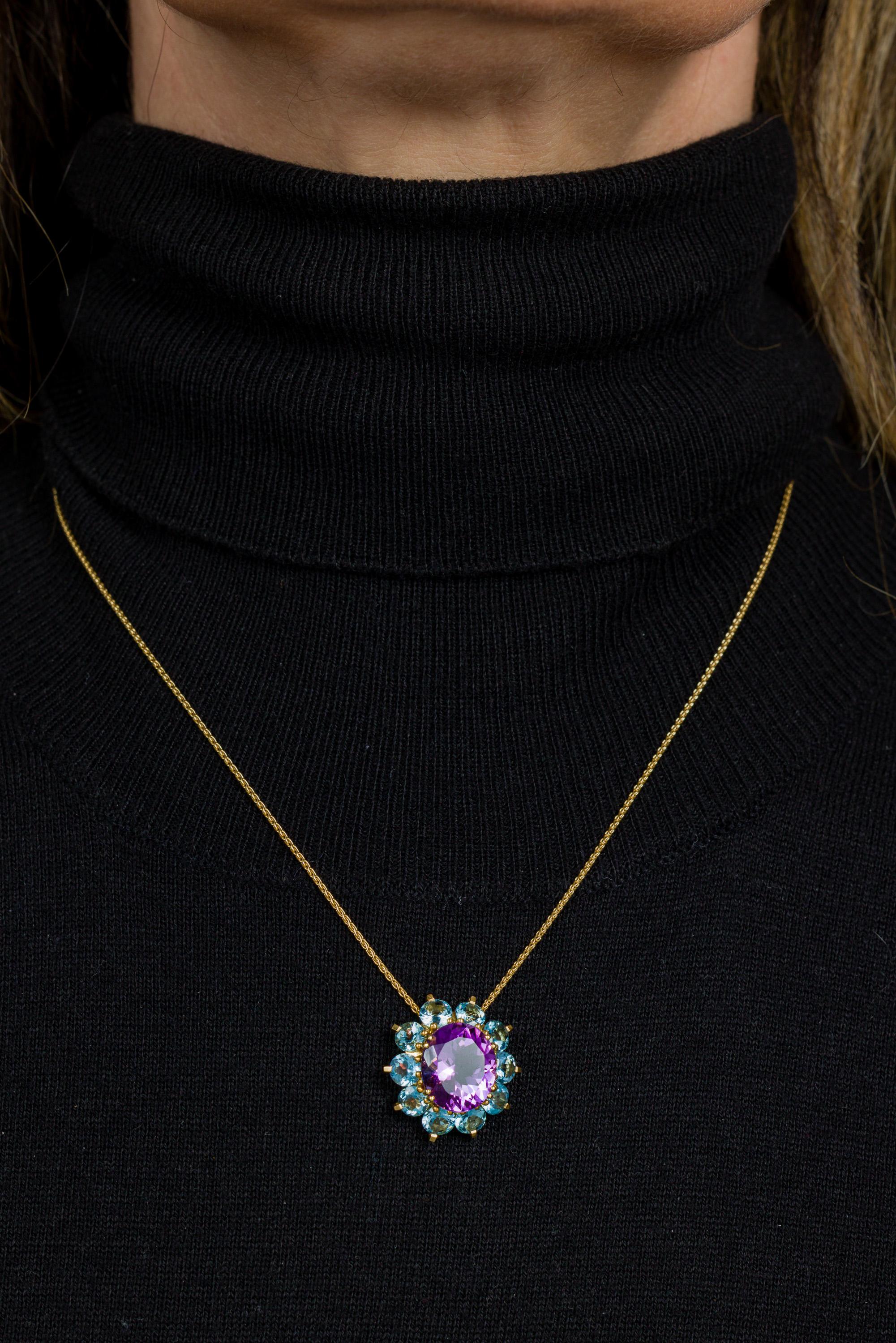 „Costis“ kaiserliche Rosette-Halskette – zentraler Amethyst, Aquamarin in 18 Karat Gold im Zustand „Neu“ im Angebot in Athens, GR