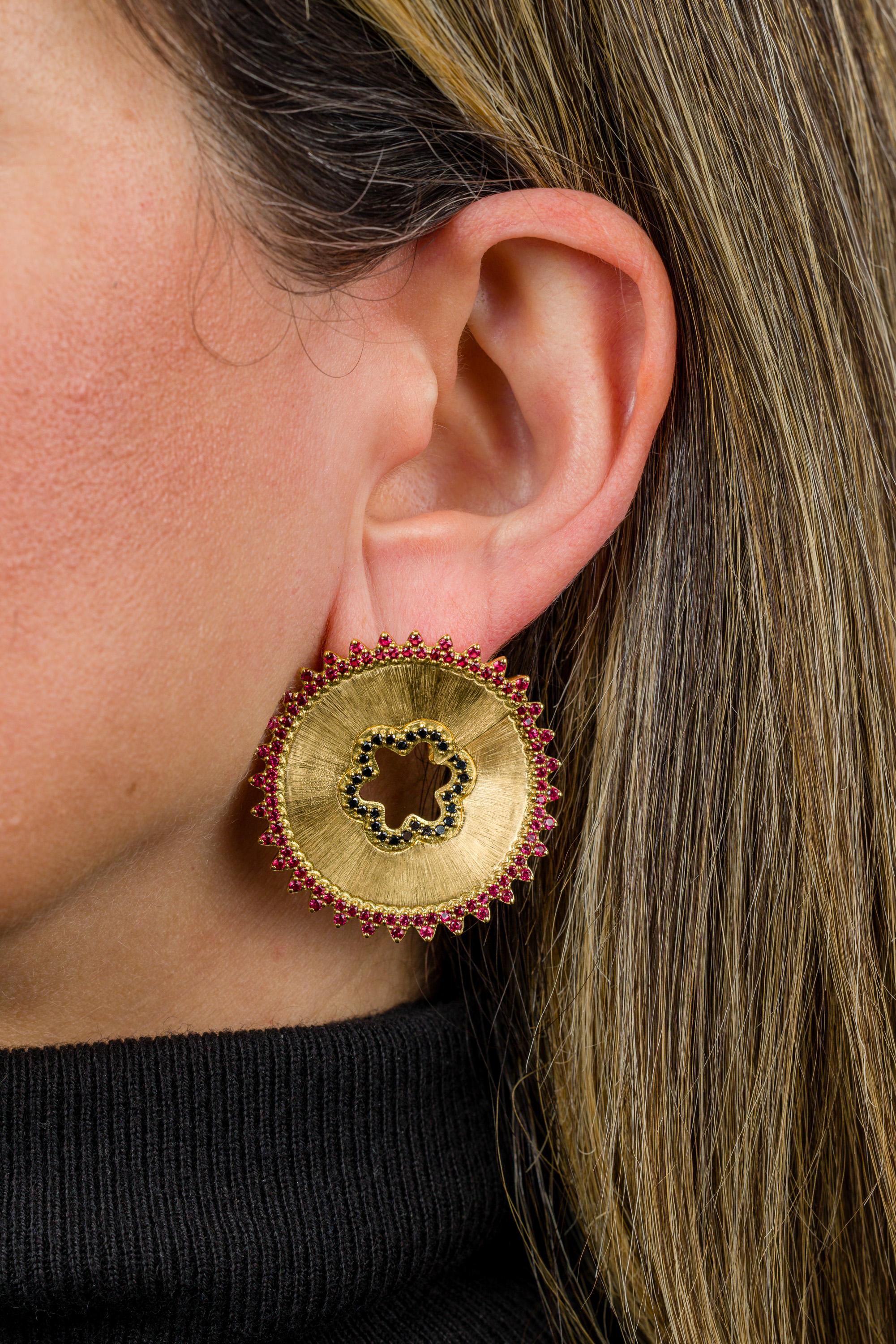 Boucles d'oreilles « Costis » de la collection crayon, avec spinelles rouges et diamants noirs  Pour femmes en vente