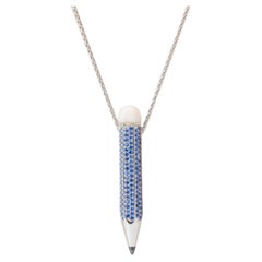 Pendentif crayon « Costis » en pavé de saphirs bleus de 2,36 carats, point de diamant, corail 