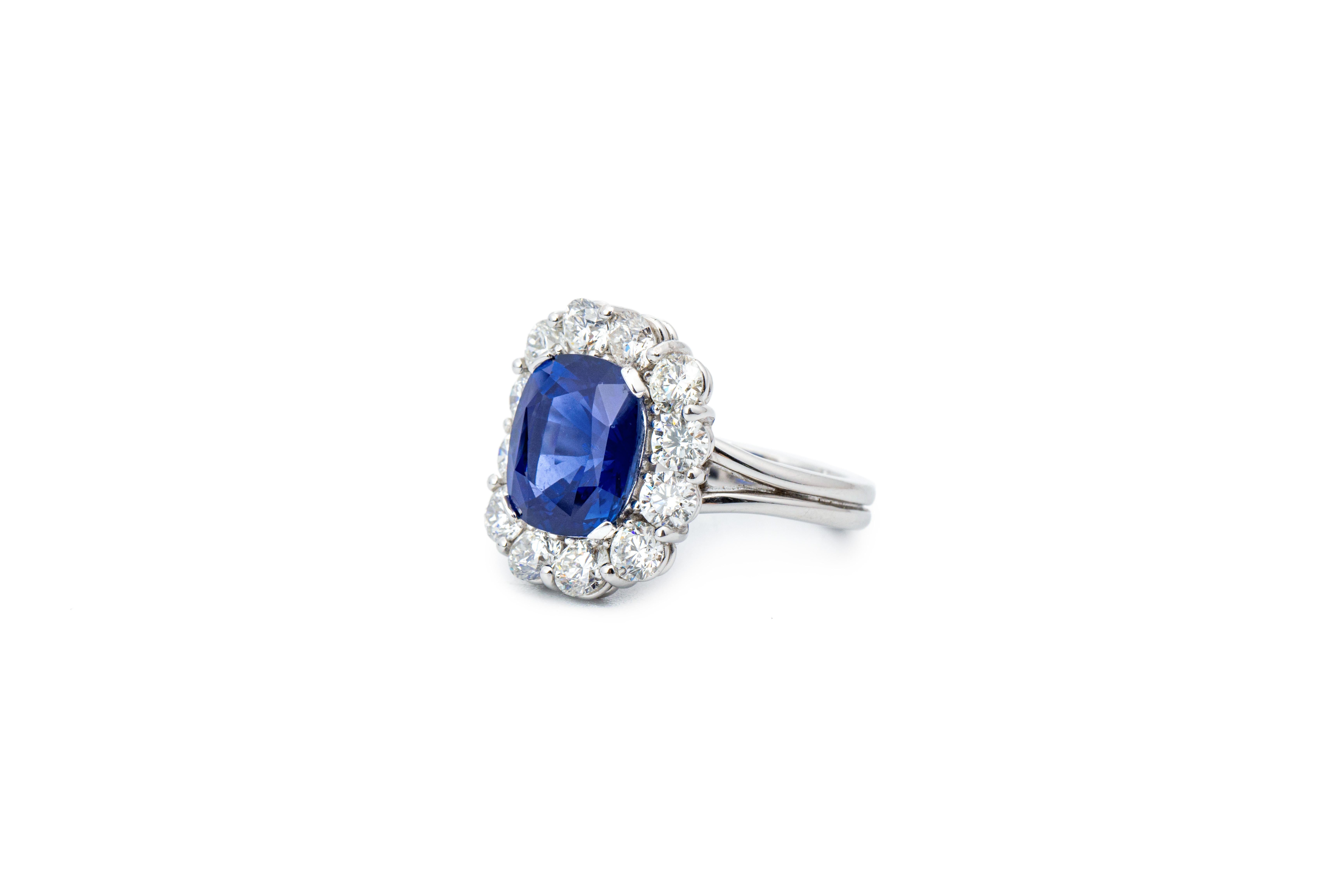 Taille coussin Bague « Costis » en saphirs royaux et diamants - Saphir bleu royal certifié 7,38 ct en vente