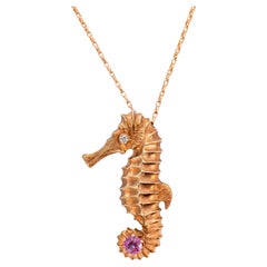 "Costis" Seepferdchen-Halskette mit 1,77 Karat rosa Saphir und Diamant
