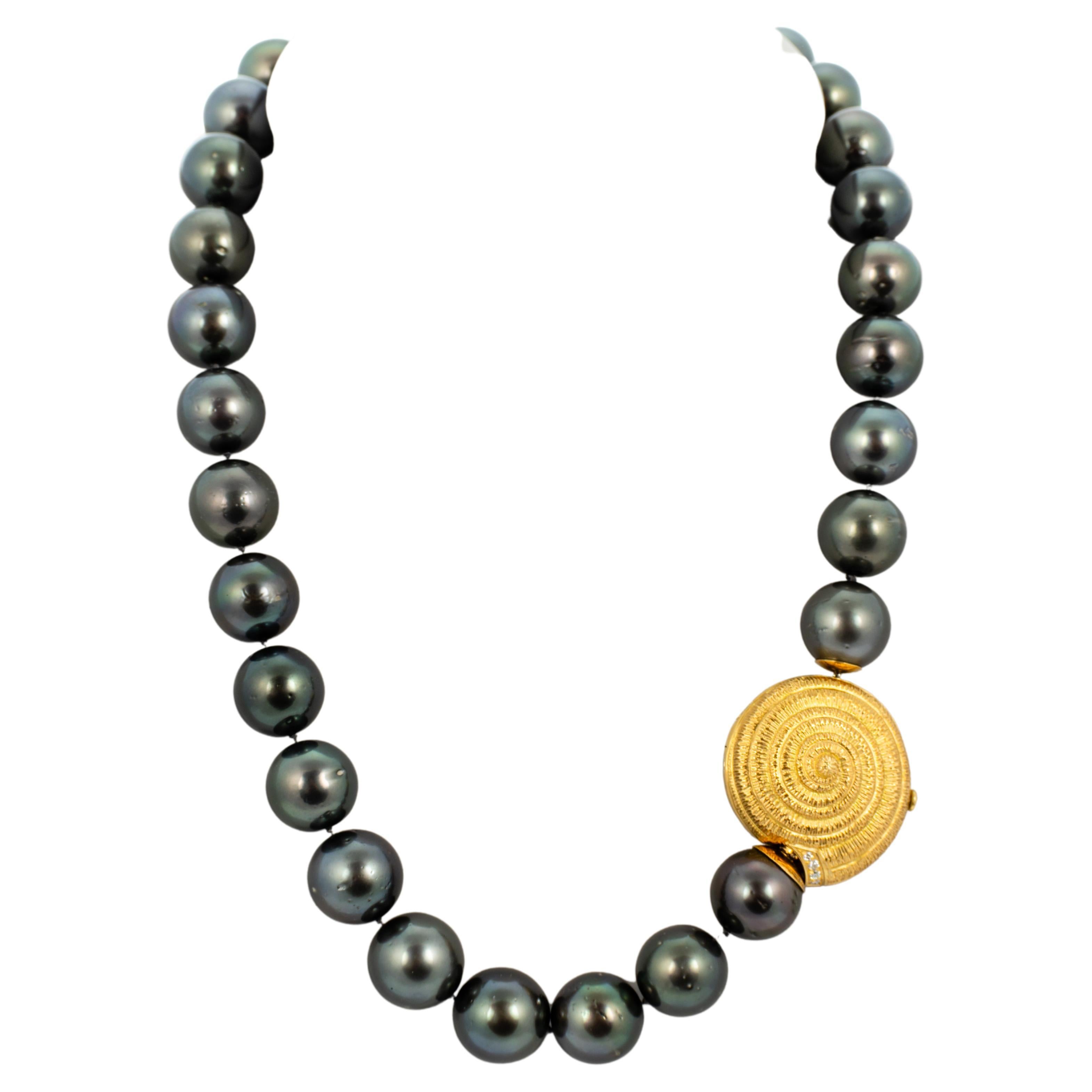 "Costis" Schneckenhaus Halskette mit schwarzen Perlen und uhrmacherähnlicher Schließe im Angebot