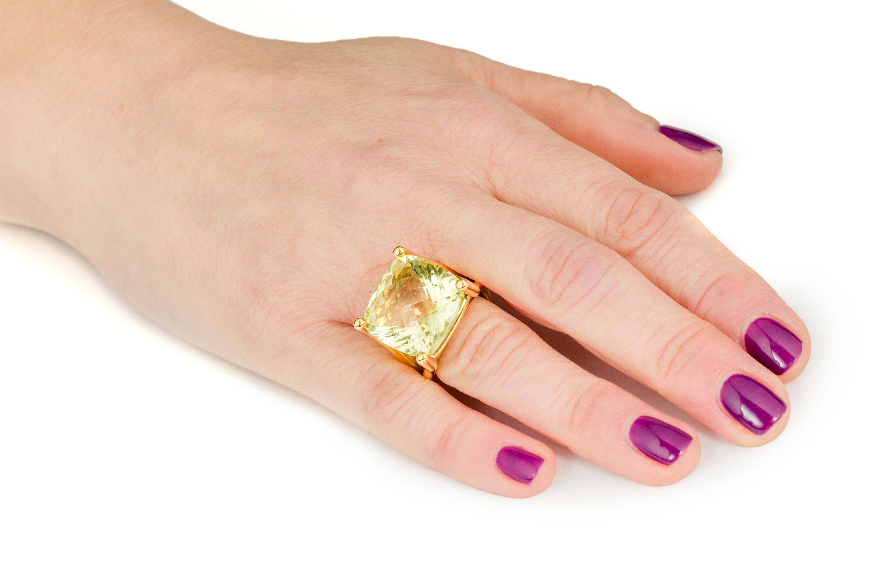 Anello con pietra su filo 