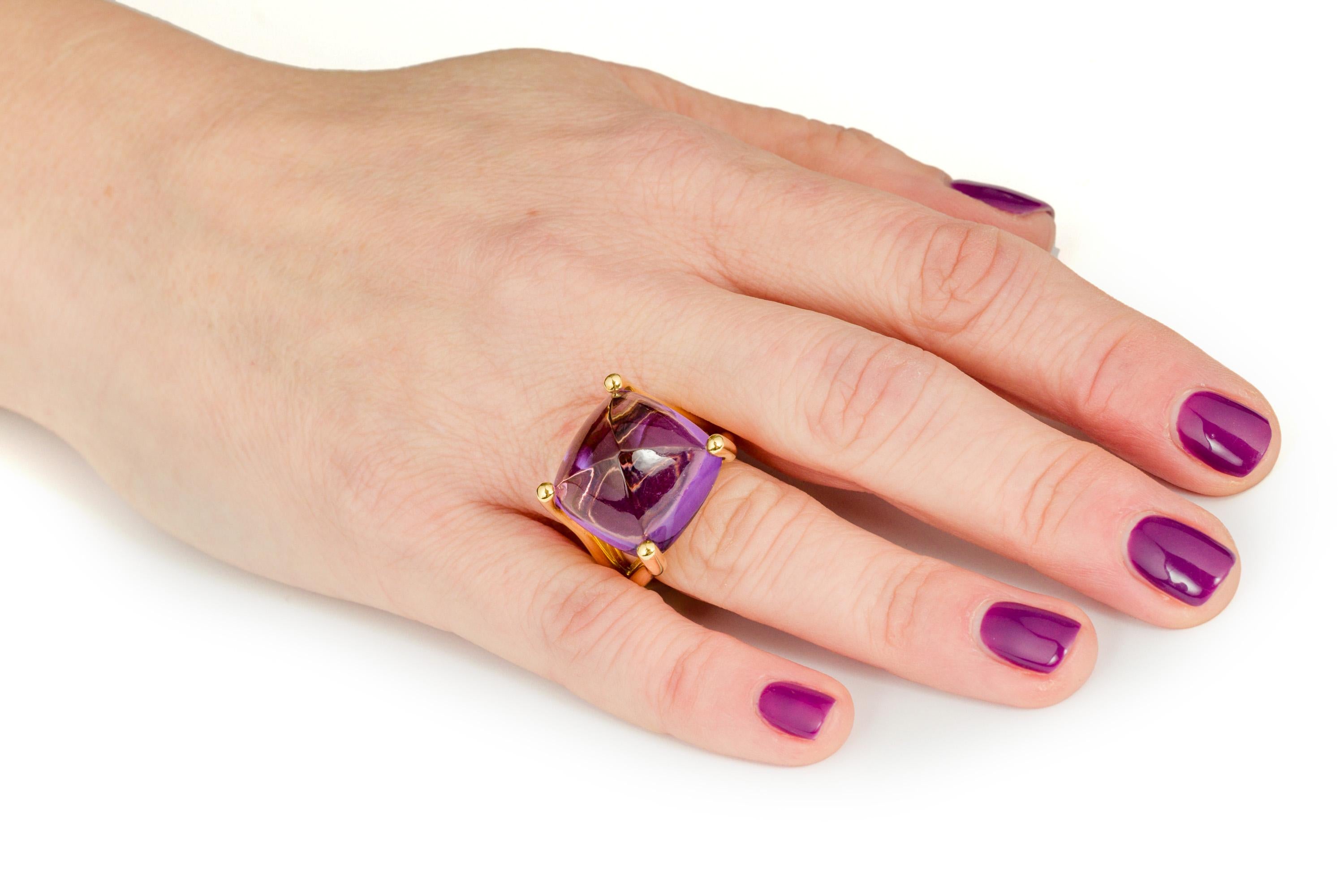 Bague « Costis » sur fil métallique avec améthyste cabochon pain de sucre de 27,61 carats Pour femmes en vente