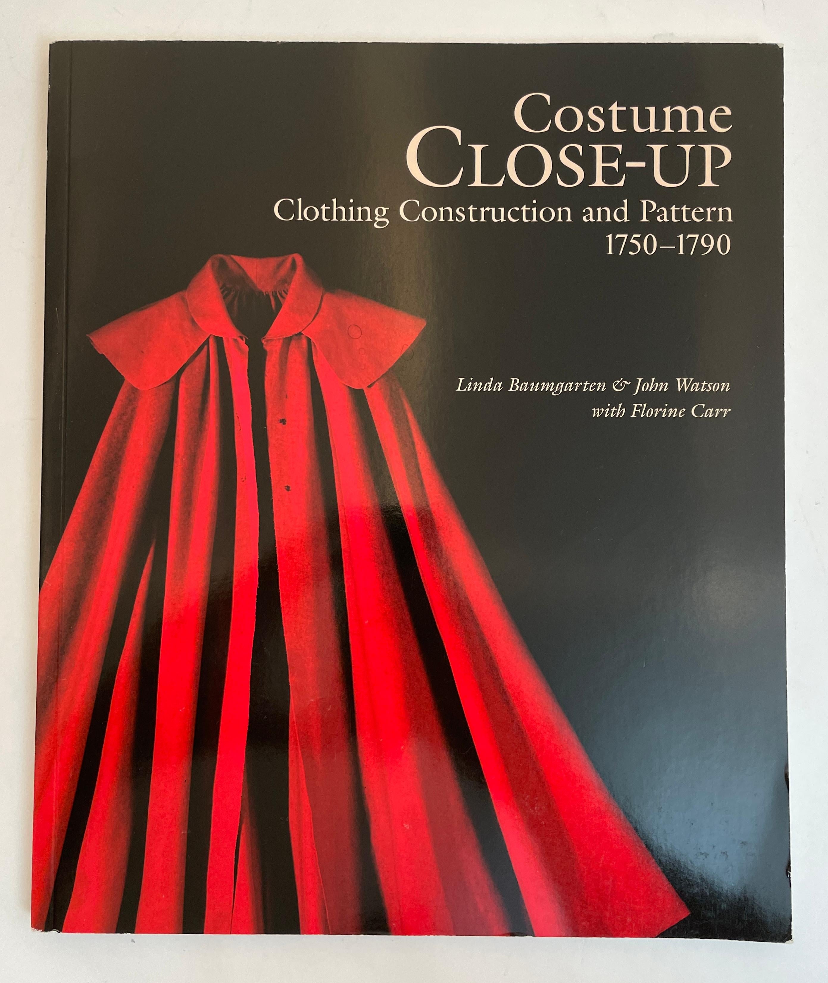 Primer Plano del Traje: Construcción y patrón de la ropa, 1750-1790 por Linda Baumgarten, John Watson, Florine Carr.
Fundación Colonial Williamsburg, 1999 - Manualidades y Pasatiempos - 120 páginas.
Libro de tapa blanda El traje de cerca: Clothing