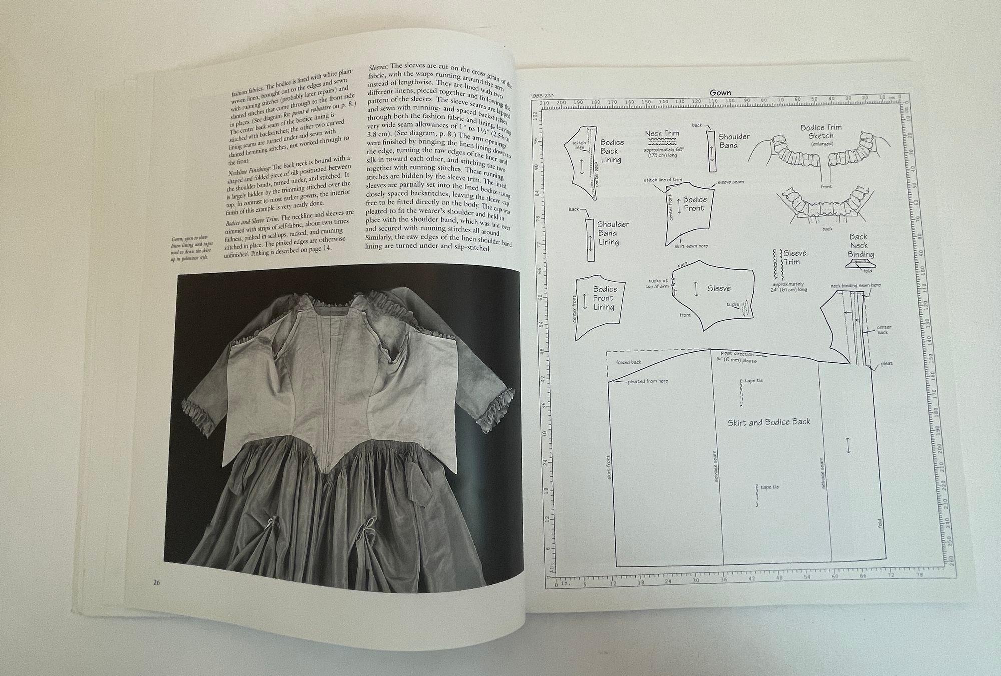 Primer Plano del Traje: Construcción y patrón de la ropa, 1750-1790 Papel en venta