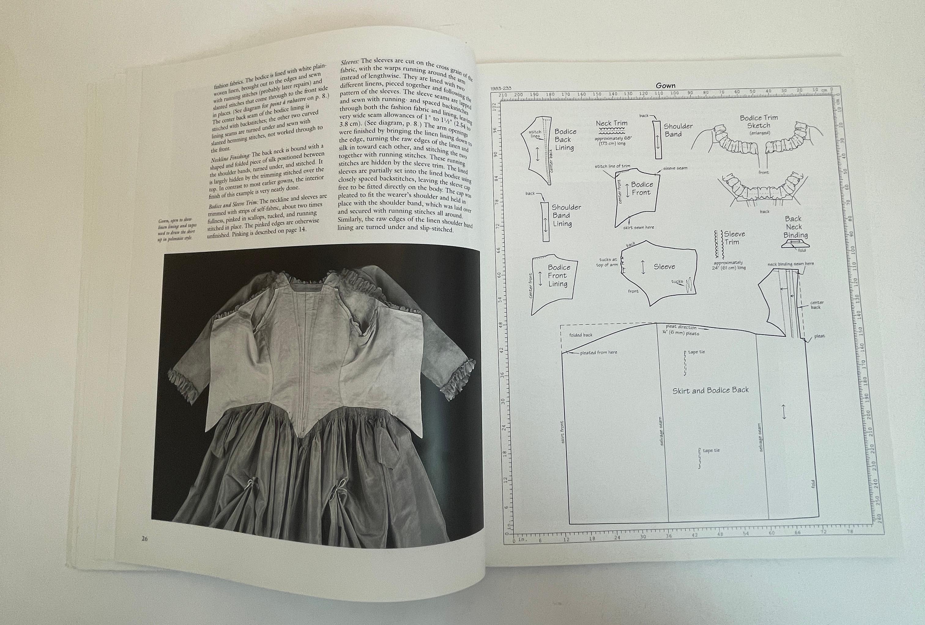 Primer Plano del Traje: Construcción y patrón de la ropa 1750-1790 en venta 3