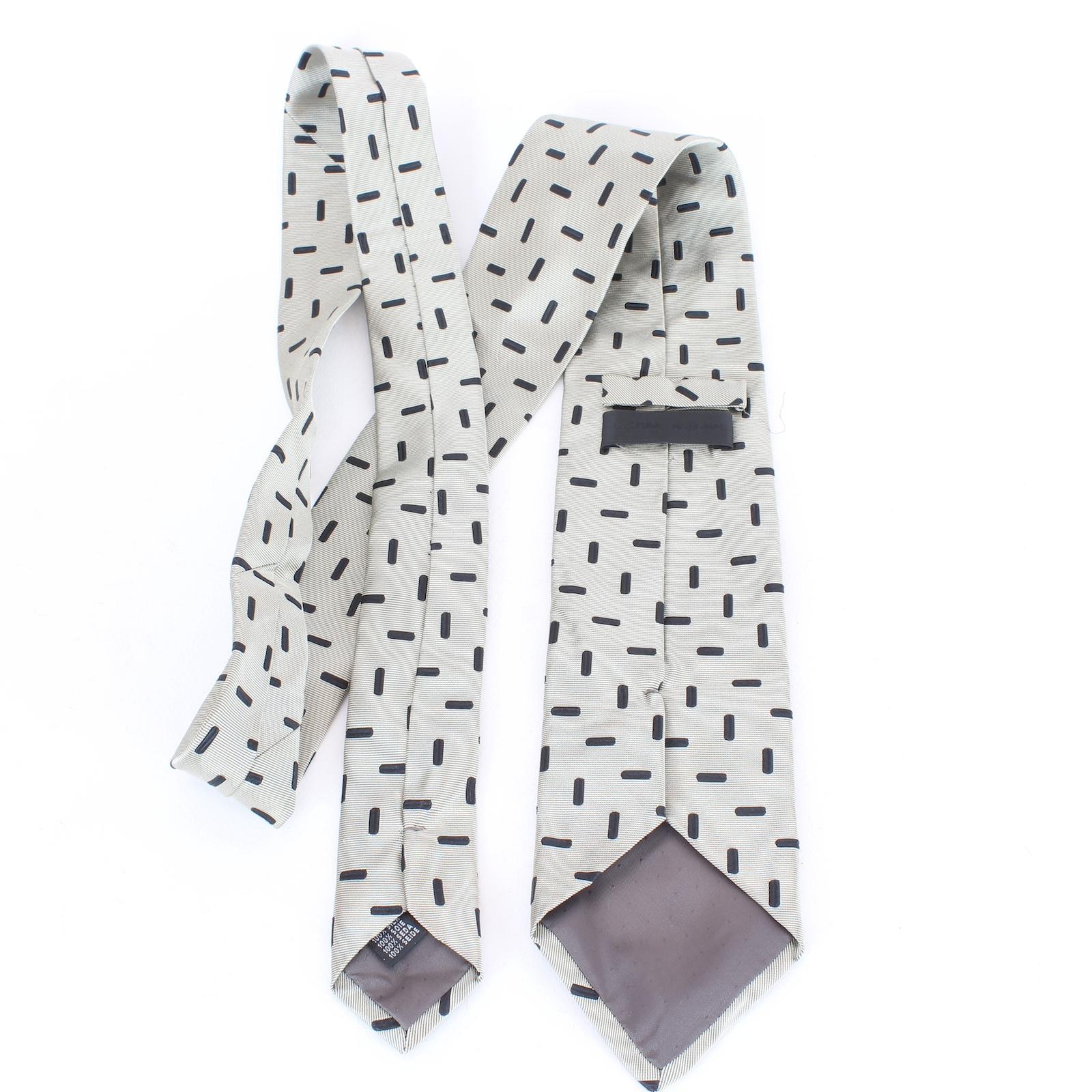 Costume National elegant 2000s tie. Gray color with black geometric designs, 100% silk. Made in italy.

Length: 147 cm
Width: 9 cm