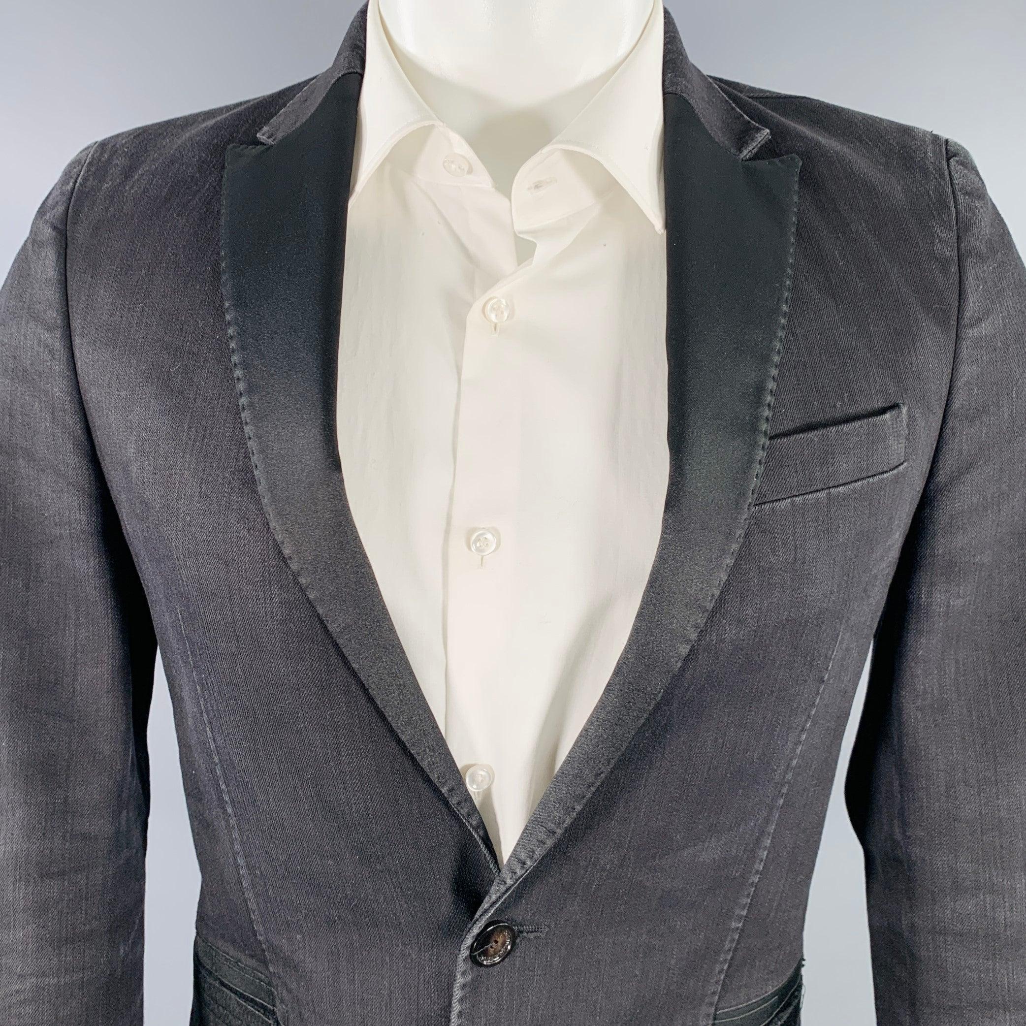 CoSTUME NATIONAL Sportmantel
aus schwarzem Baumwollmischgewebe mit spitzem Revers mit Satindetail, einfachem Rückenschlitz und doppeltem Knopfverschluss. Made in Italy Ausgezeichneter Pre-Owned Zustand. 

Markiert:   Größe nicht gekennzeichnet.