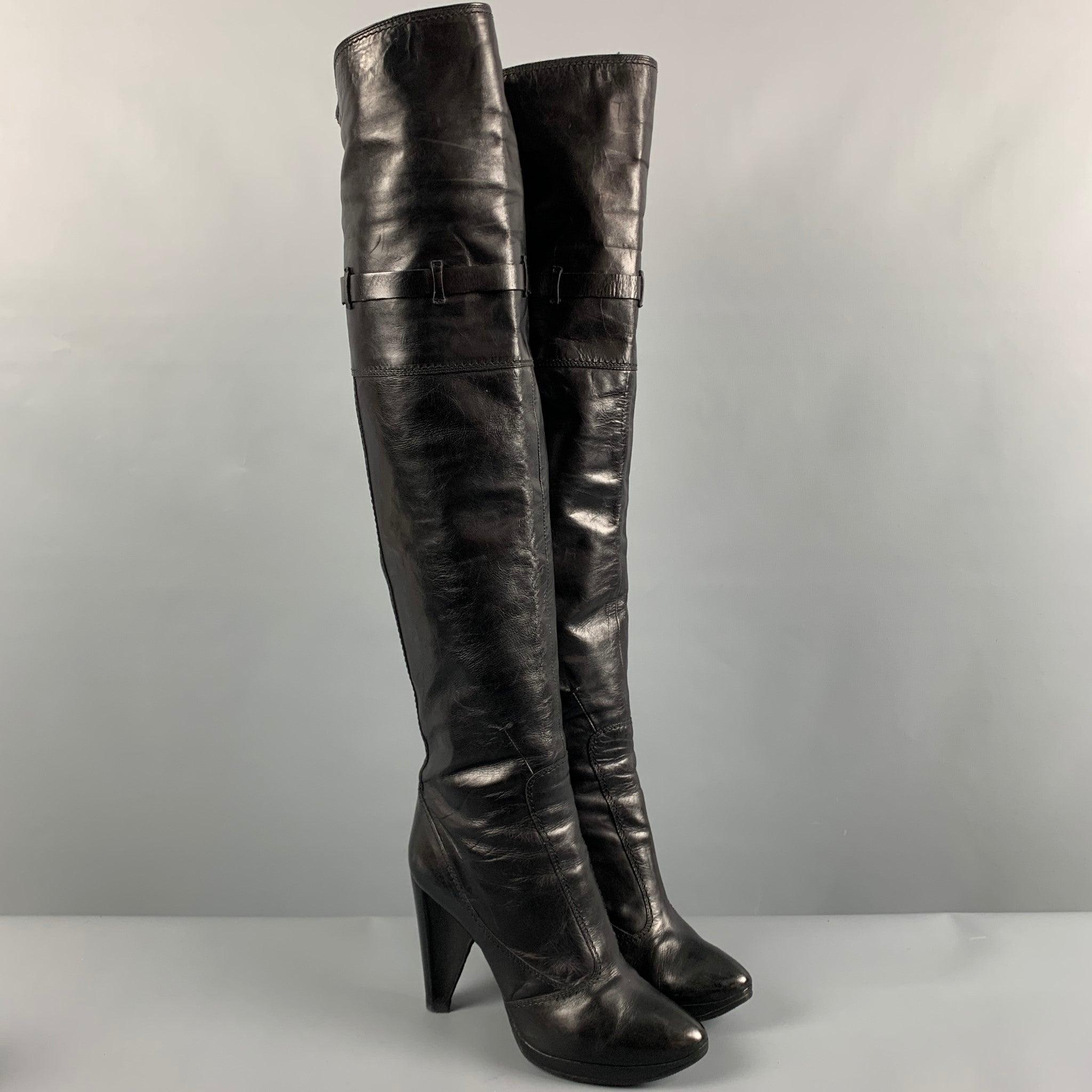 CoSTUME NATIONAL boots
in a black leather featuring an over the knee pull on style, and belt detail. Made in Italy. Good Pre-Owned Condition. Moderate signs of wear, as is. 

Marked:   36 

Measurements: 
  Length: 7.75 inches Width: 2.75 inches