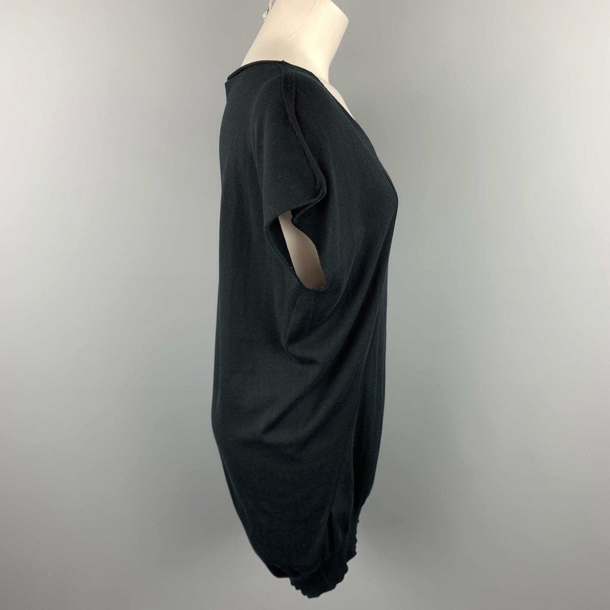 CoSTUME NATIONAL knit top comes in a black cotton featuring a tunic style, ribbed hem, and a v-neck. Made in Italy.Excellent
Pre-Owned Condition. 

Marked:   XS 

Measurements: 
 
Shoulder: 17 inches 
Bust:
42 inches 
Length: 34 inches 
  
  
