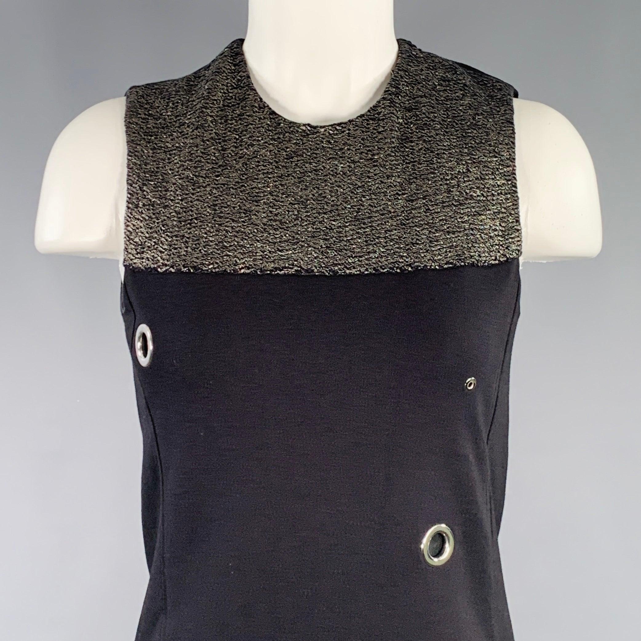 CoSTUME NATIONAL vestido por turnos
en una mezcla de viscosa negra y plateada brillante, con un diseño bicolor con panel plateado texturizado, ojales metálicos plateados de varios tamaños y cierre trasero de un solo botón. 

Marcado:   XS 

Medidas: