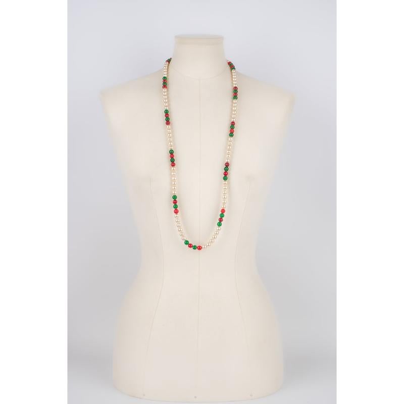 UNKNOWN - Costume pearl sautoir necklace with glass pearl.

Additional information:
Condition: Very good condition
Dimensions: Length: 93 cm

Seller Reference: BC2