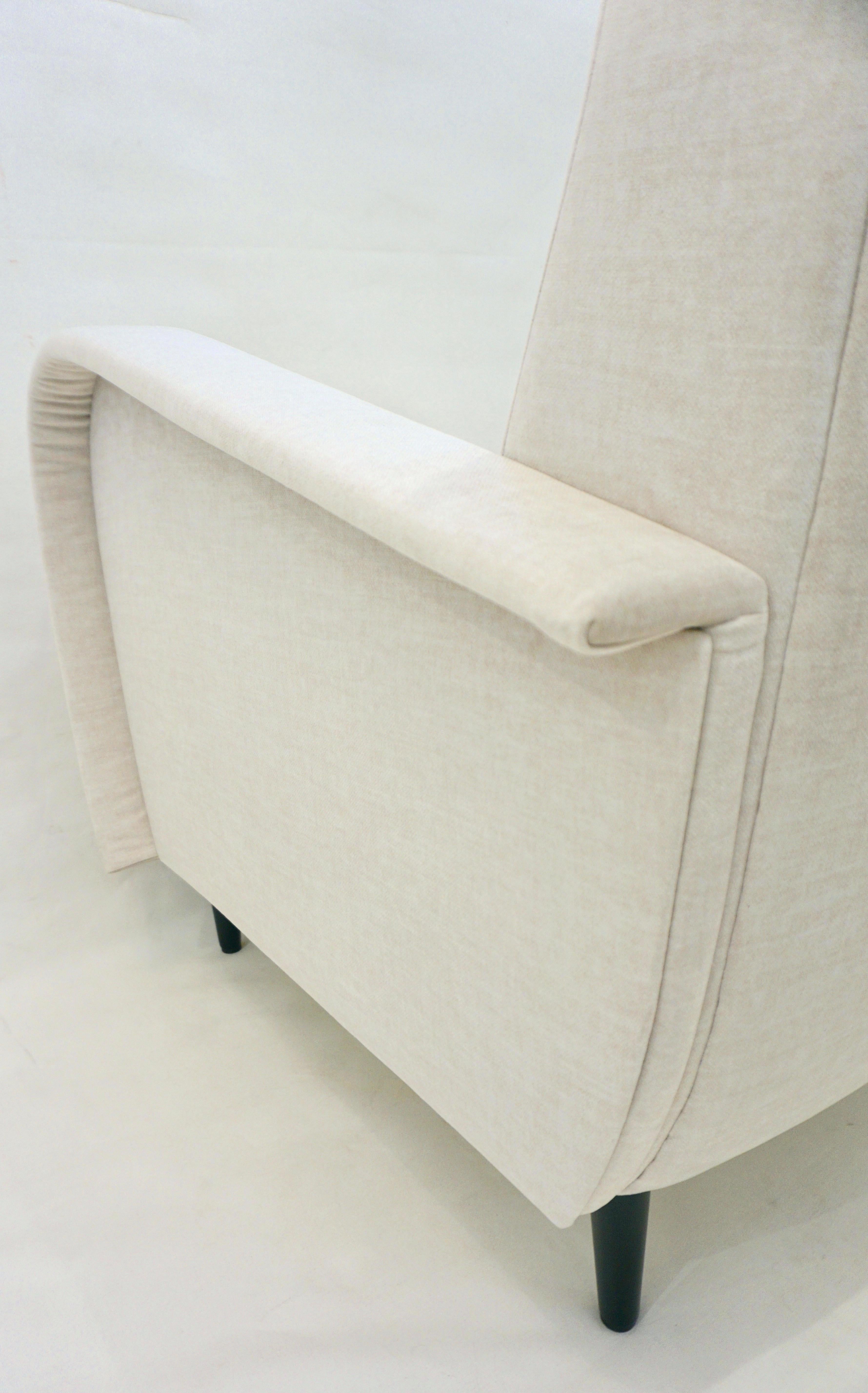 Cosulich Interiors Italienisches maßgefertigtes Paar moderner Sessel aus cremefarbenem Samt in Kamel im Angebot 1
