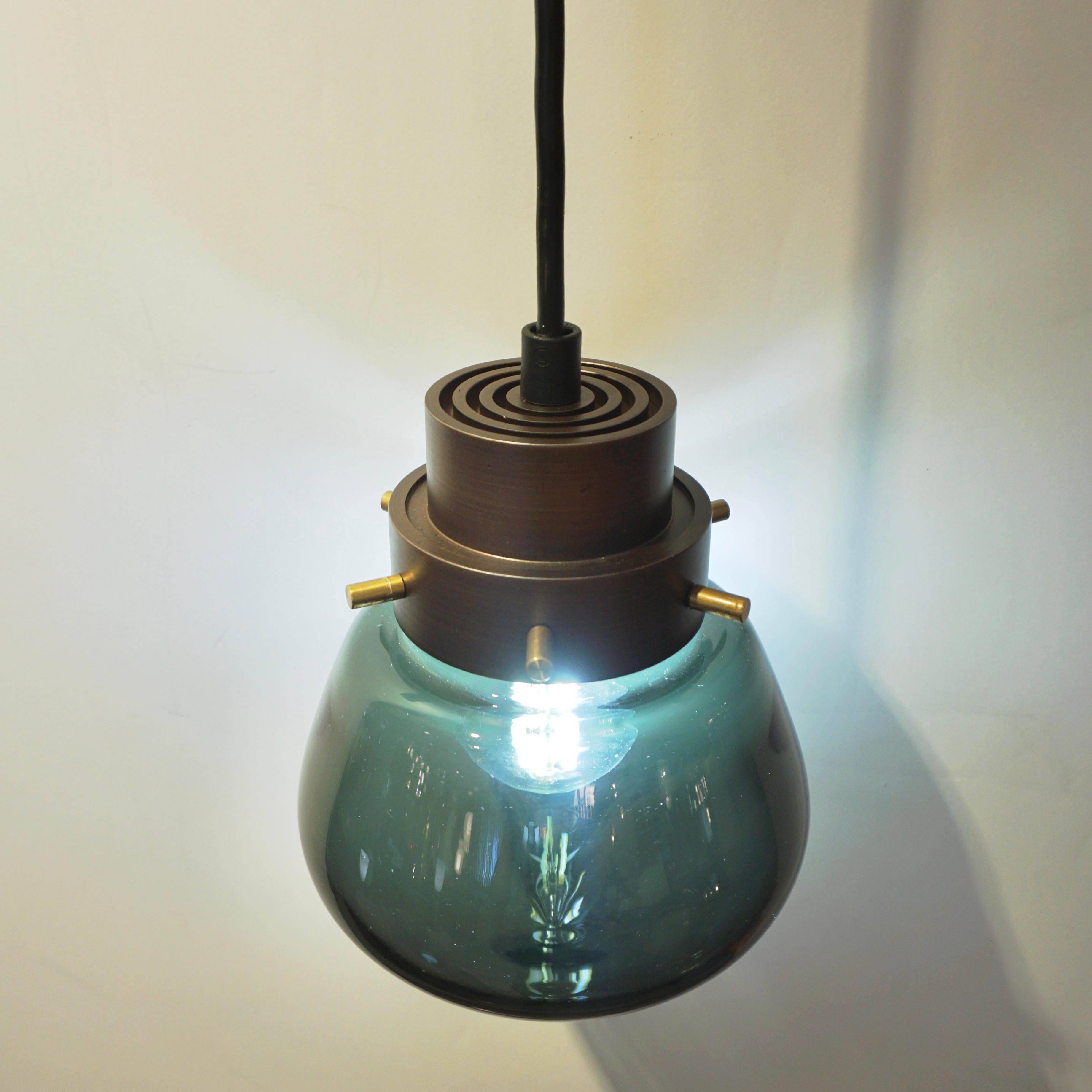 Cosulich Interiors Ciondolo moderno italiano in vetro soffiato Aqua fumé con goccia in bronzo in vendita 3