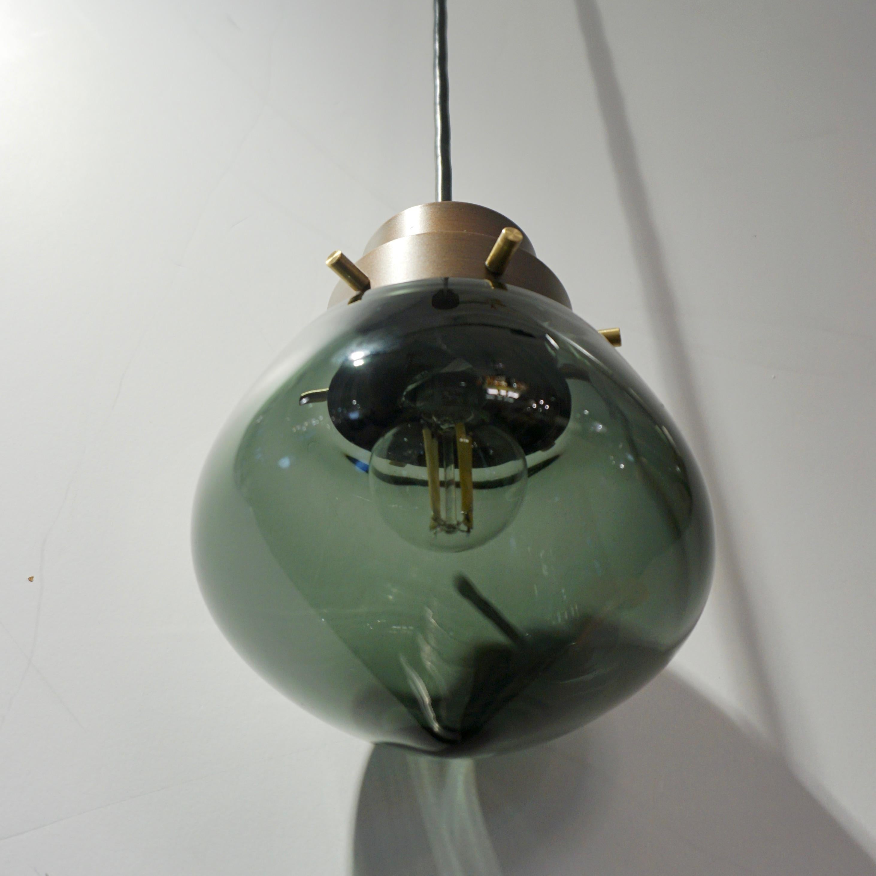 XXI secolo e contemporaneo Cosulich Interiors Ciondolo moderno italiano in vetro soffiato Aqua fumé con goccia in bronzo in vendita