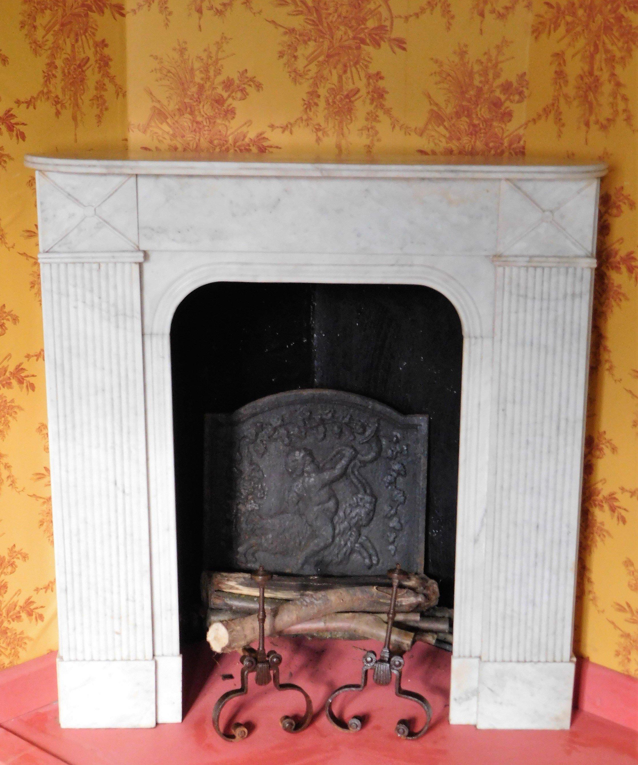 A little, cosy corner-fireplace, Louis XVI-style, in Carrara marble. To bring in your bathroom, hall or little sleepingroom.
To create a cosy corner!  Only 40.5 inches width (103 cm.)  The jambs and top-blockings are modestly-carved. A beauty!
I'ts