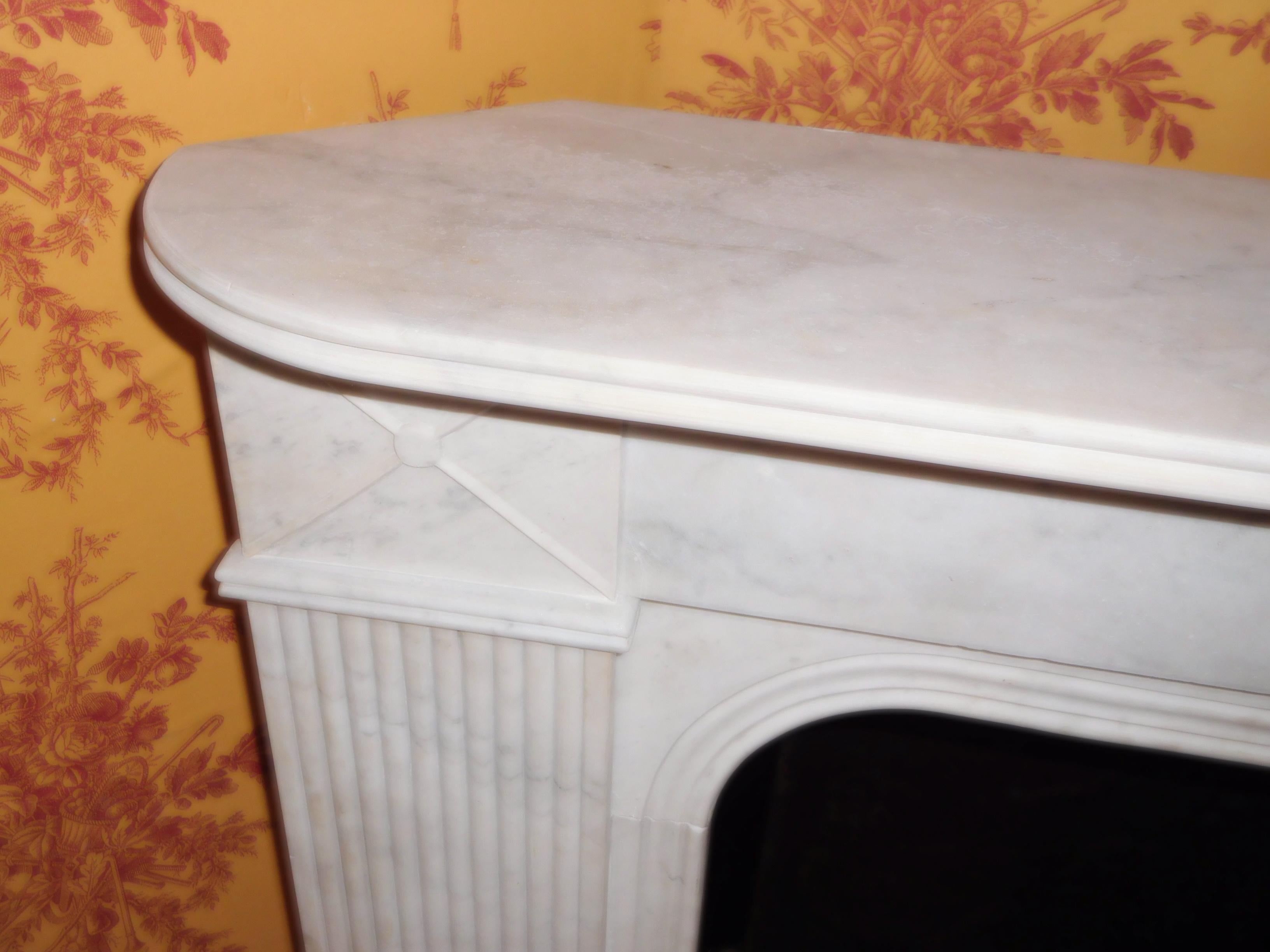 CARRARA Marble Corner Fireplace Louis XVI  In Good Condition For Sale In Gembloux, BE
