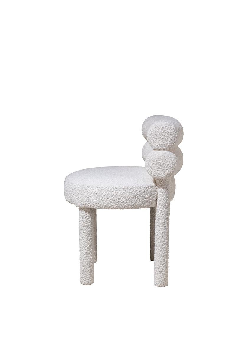 La silla COSY encarna el confort y el estilo. Totalmente tapizado en tela, con una amplia selección disponible de la colección, COSY presenta un  Respaldo cilíndrico generosamente acolchado para proporcionar un apoyo óptimo.
Este cuidado diseño