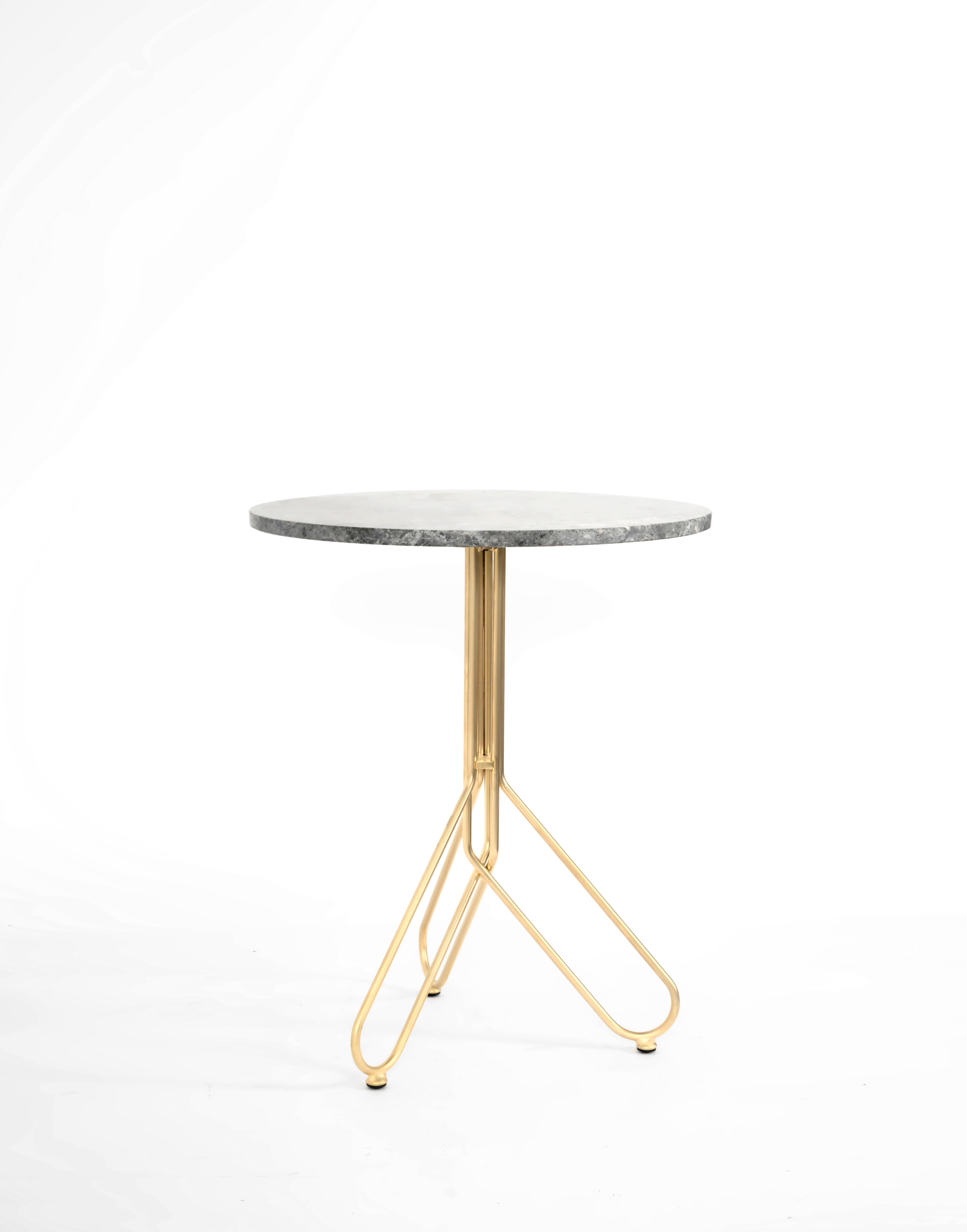 The design of the Cota table is characterized by a composition in the space of intersections. Each leg develops in a path that descends from the top and once the support on the ground is created it returns to it.
The intersection of the three legs