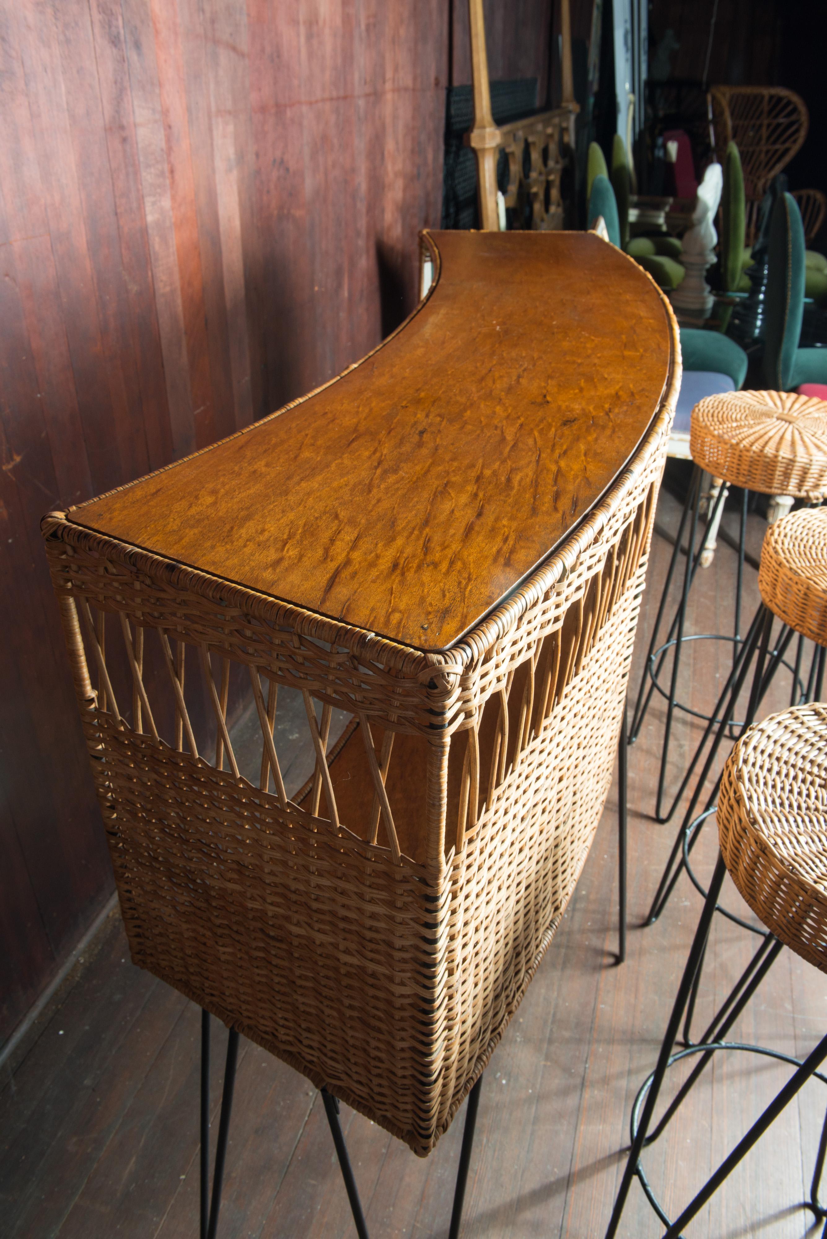 Cote D'Azur Curved Rattan Bar and Three Stools In Good Condition For Sale In Stamford, CT