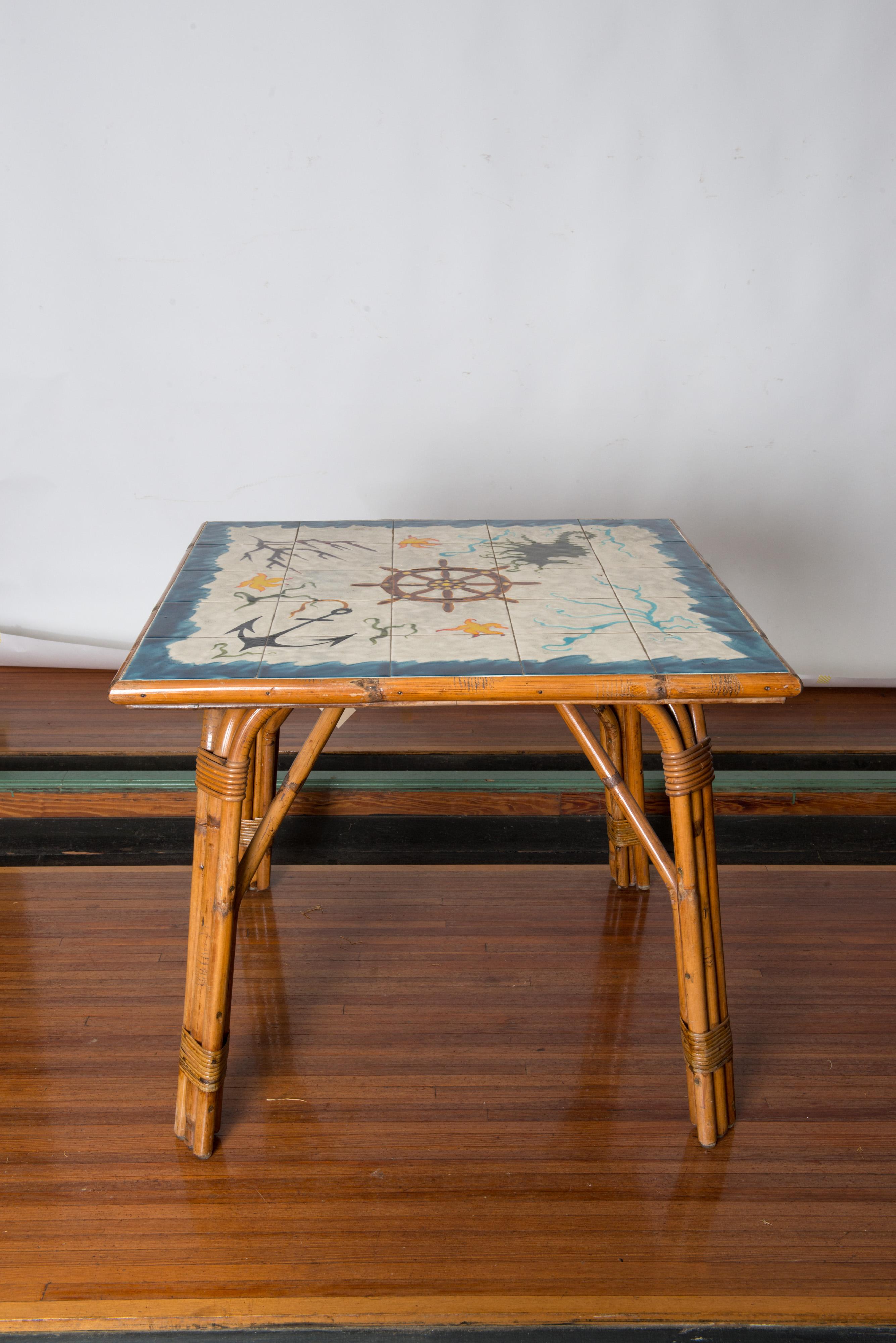 Eine atemberaubende Cote D'Azur Set von signierten Adrien Audoux & Frida Minet Quadrat Rattan und Keramikfliesen Esstisch und vier Rattan-Stühle. Der signierte Künstler der nautischen Keramikplatte ist der renommierte Georges Chassin. Die