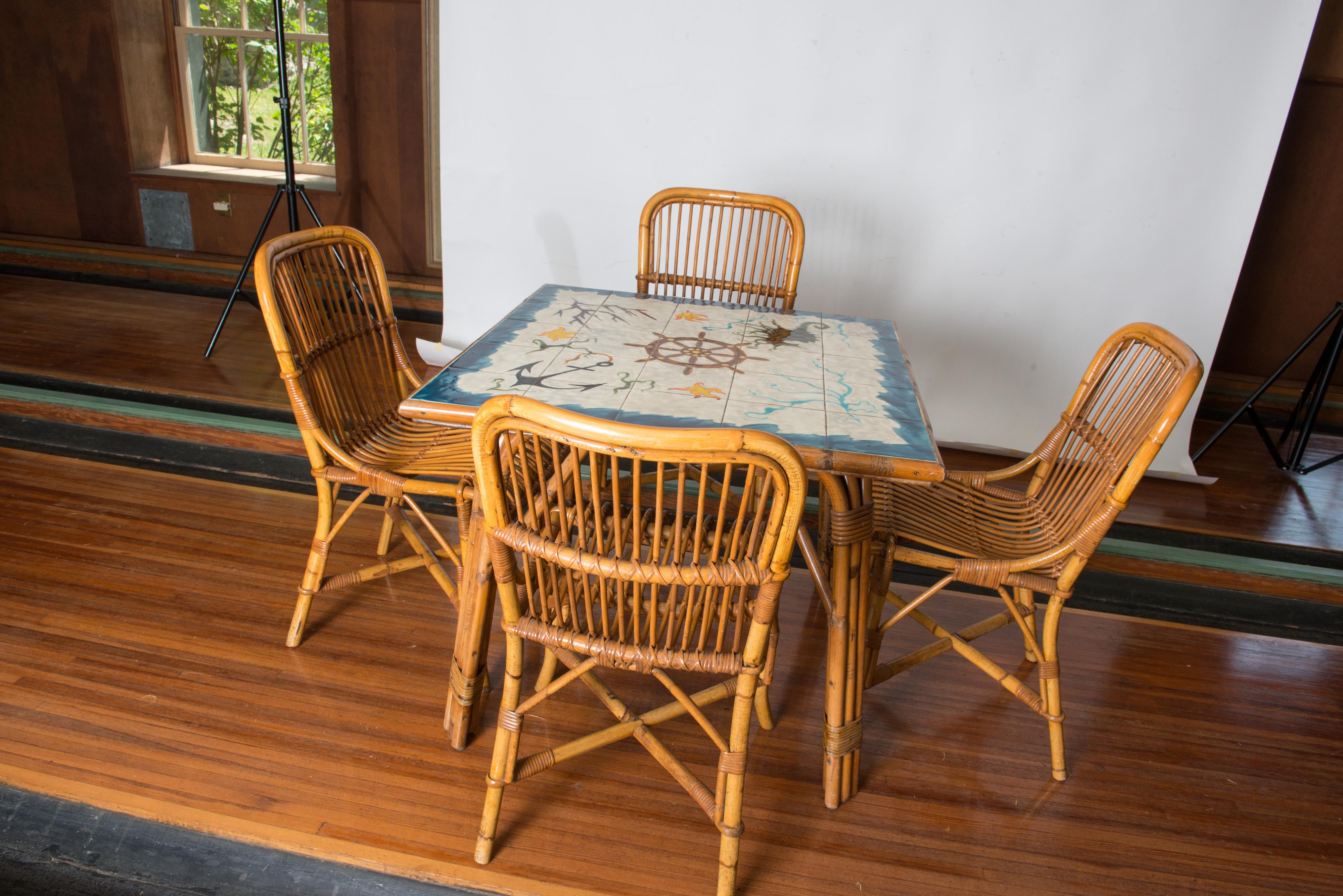 Cote D'Azur Rattan, Kacheltisch und Stühle  (Mitte des 20. Jahrhunderts) im Angebot