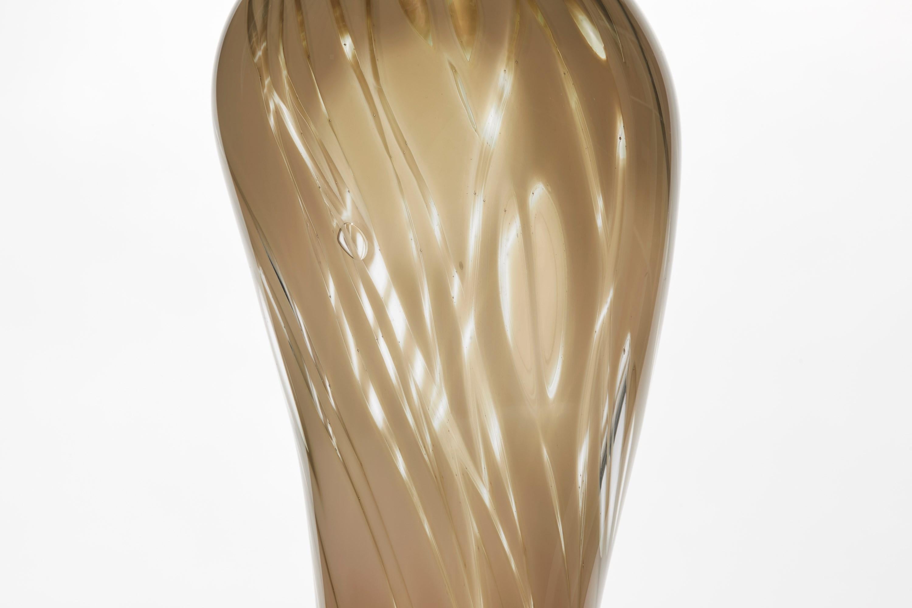 Britannique Cotinus I, vase sculptural fauve / nu / beige soufflé à la bouche par Michèle Oberdieck en vente