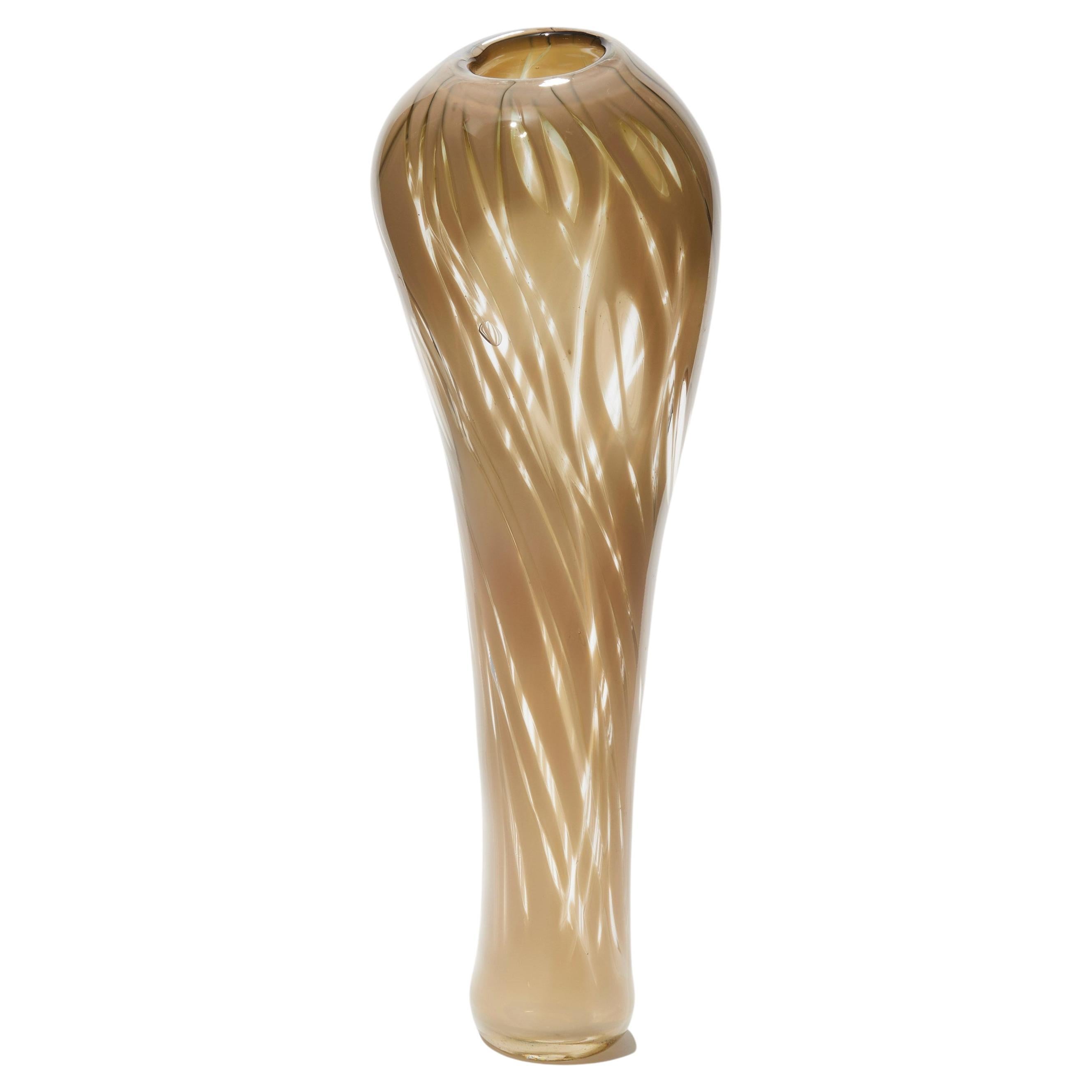  Cotinus I, vase sculptural fauve / nu / beige soufflé à la bouche par Michèle Oberdieck