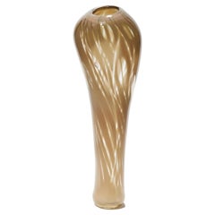 Cotinus I, jarrón escultórico leonado / desnudo / beige soplado a mano de Michèle Oberdieck