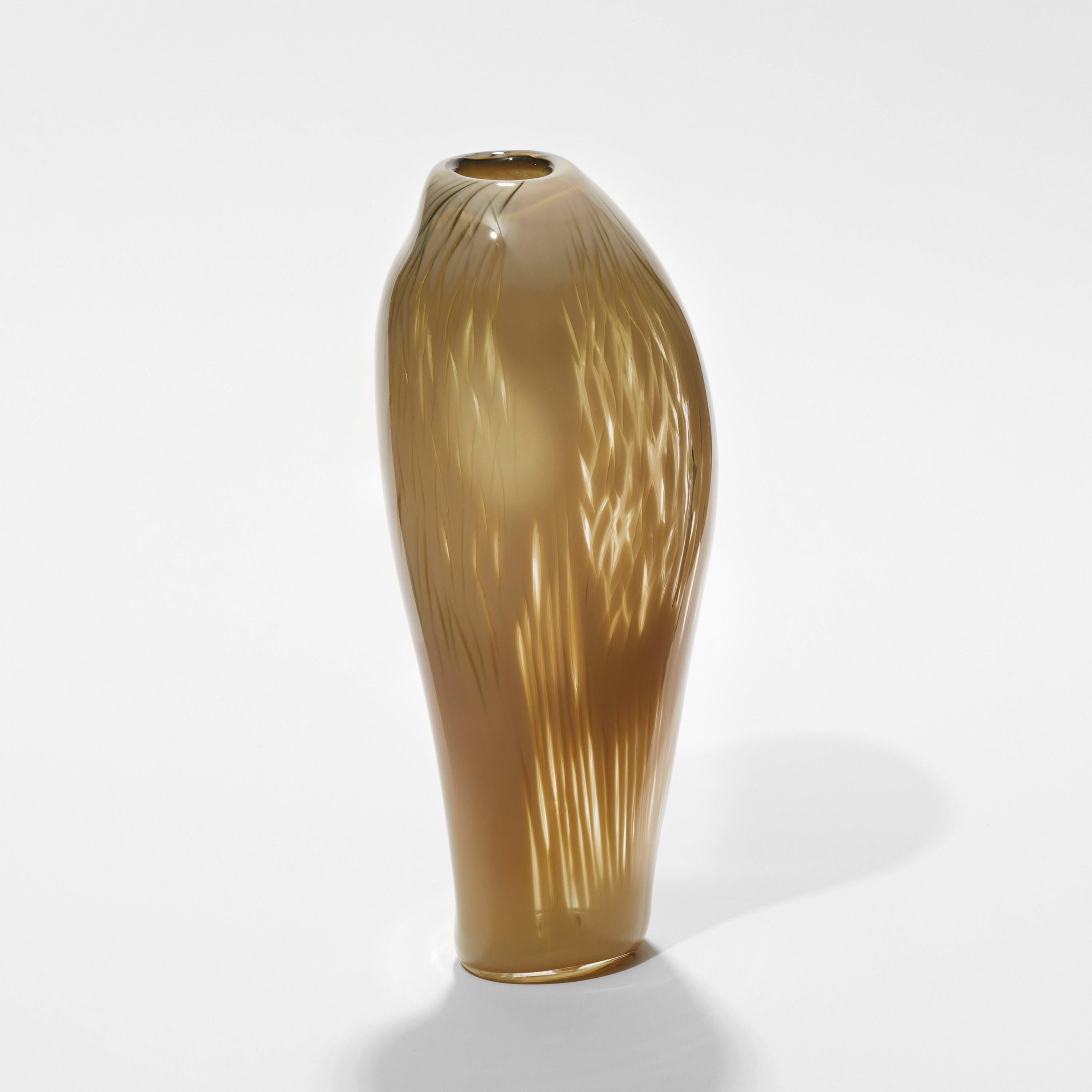 Organique  Cotinus II, vase sculptural beige / marron clair soufflé à la bouche par Michèle Oberdiek en vente