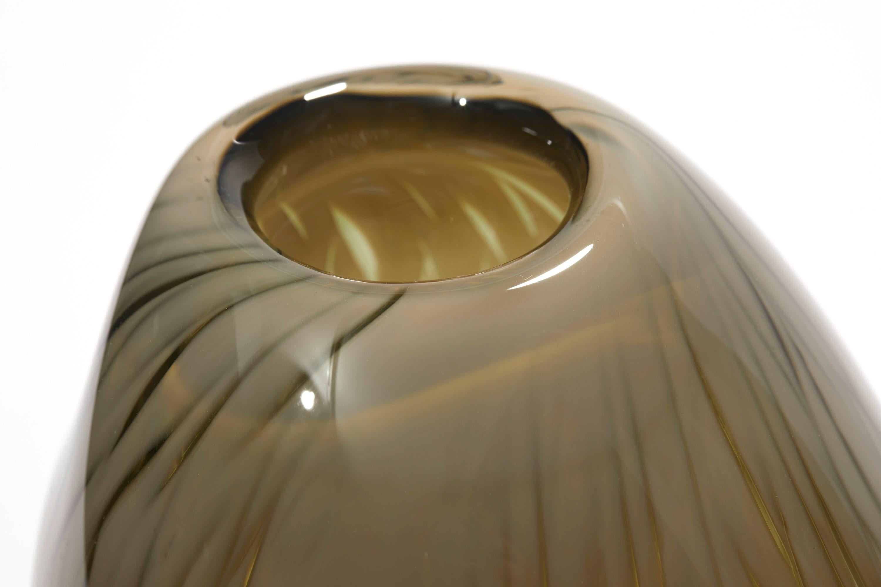Britannique  Cotinus II, vase sculptural beige / marron clair soufflé à la bouche par Michèle Oberdiek en vente