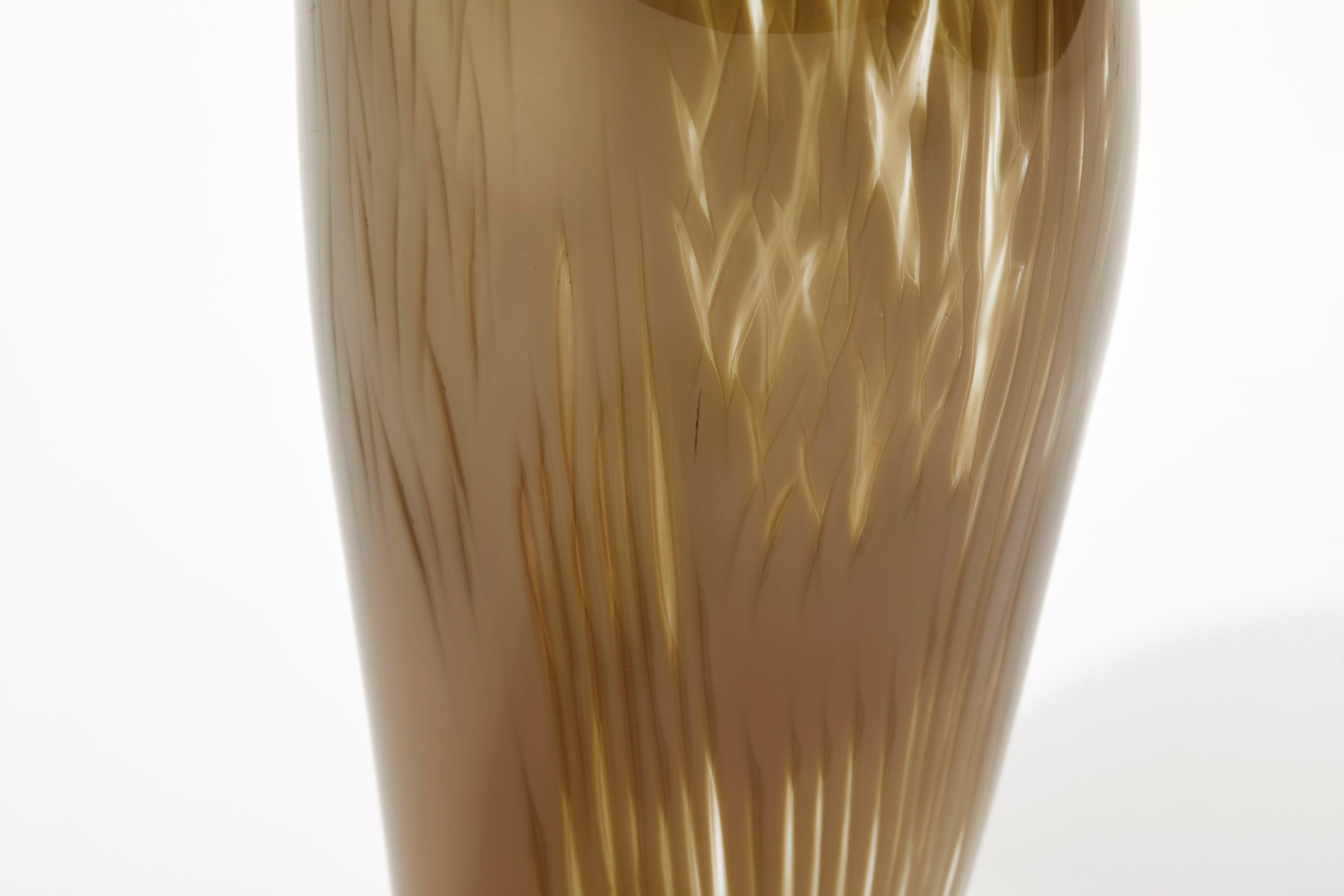 Fait main  Cotinus II, vase sculptural beige / marron clair soufflé à la bouche par Michèle Oberdiek en vente