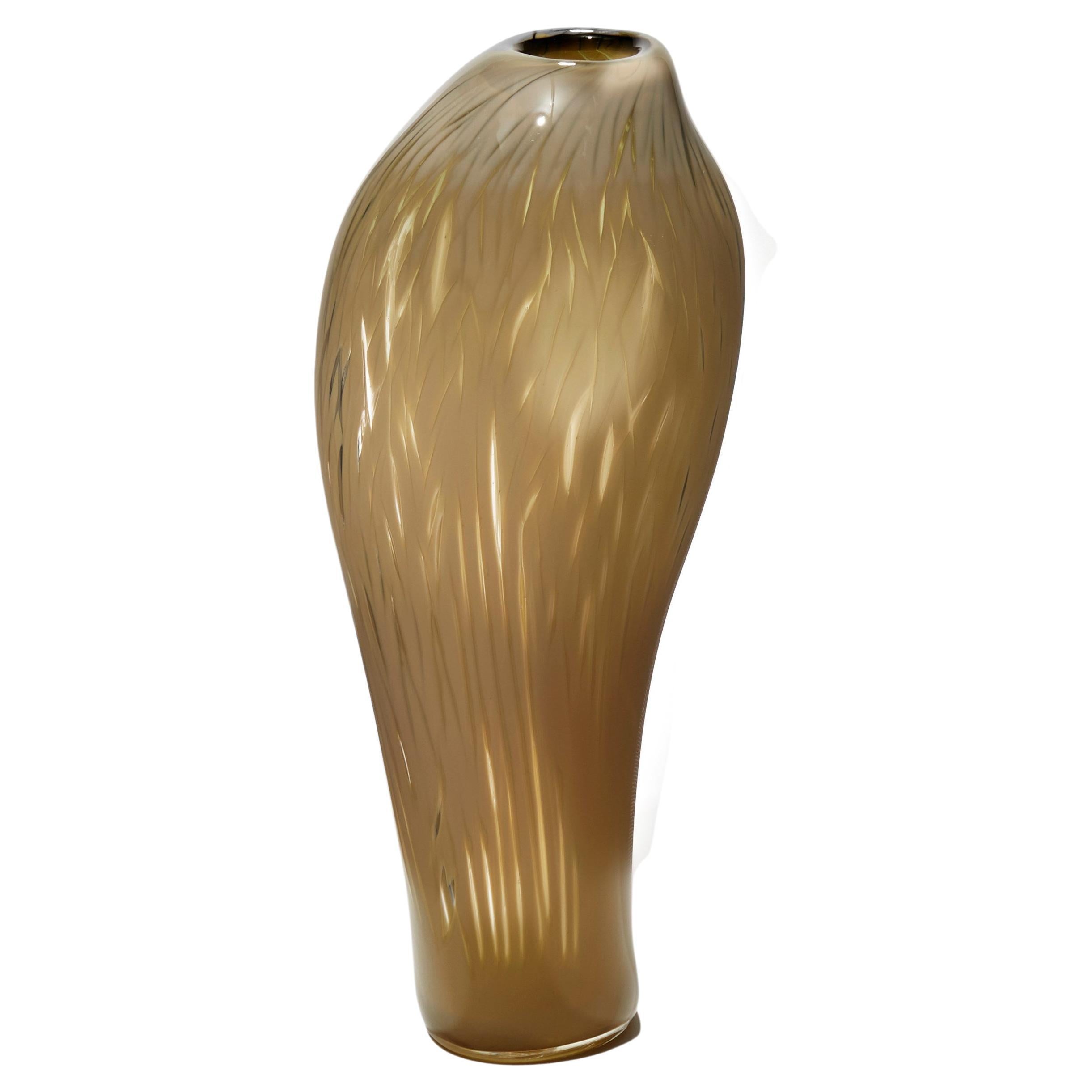  Cotinus II, vase sculptural beige / marron clair soufflé à la bouche par Michèle Oberdiek en vente