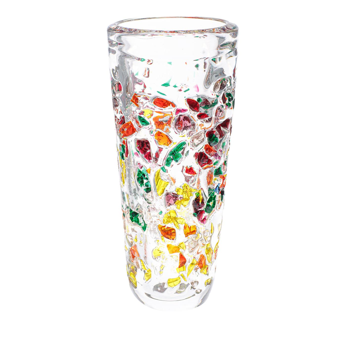 Il vaso Cotisso è un blocco artigianale in vetro di Murano, con pietre di vetro colorate sulla superficie. Si tratta di un pezzo unico realizzato a mano, parte del progetto Atelier A di Casarialto. Un prodotto di co-creazione nato da un'idea di