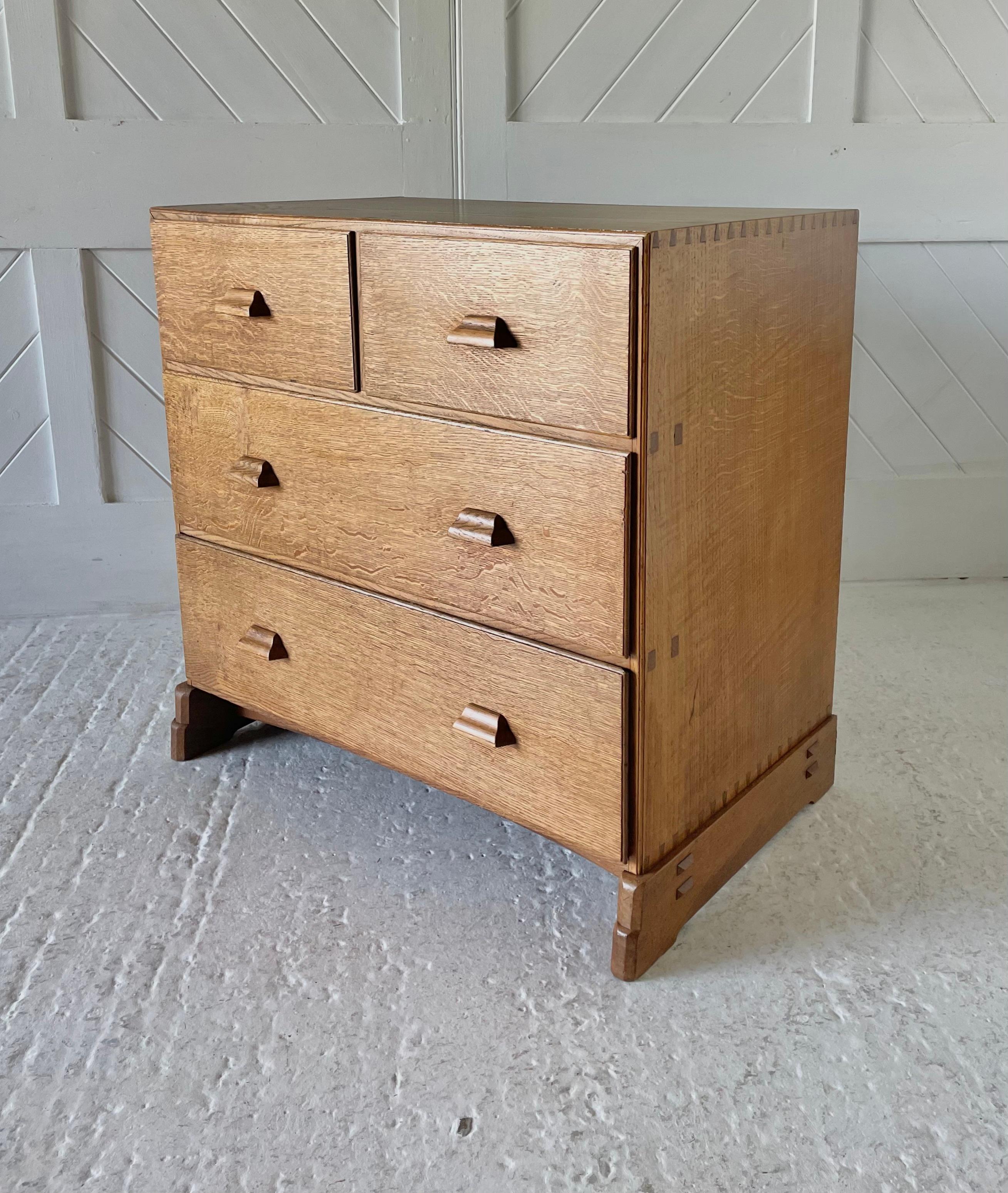 Cassettiera in Oak Cotswold School con code di rondine a vista e dettagli a tenone passante, piedi a gradino e maniglie in legno a coppa. Splendidamente realizzato con un'unica tavola di quercia inglese.

Disegnato da Ernest Gimson

Realizzato da