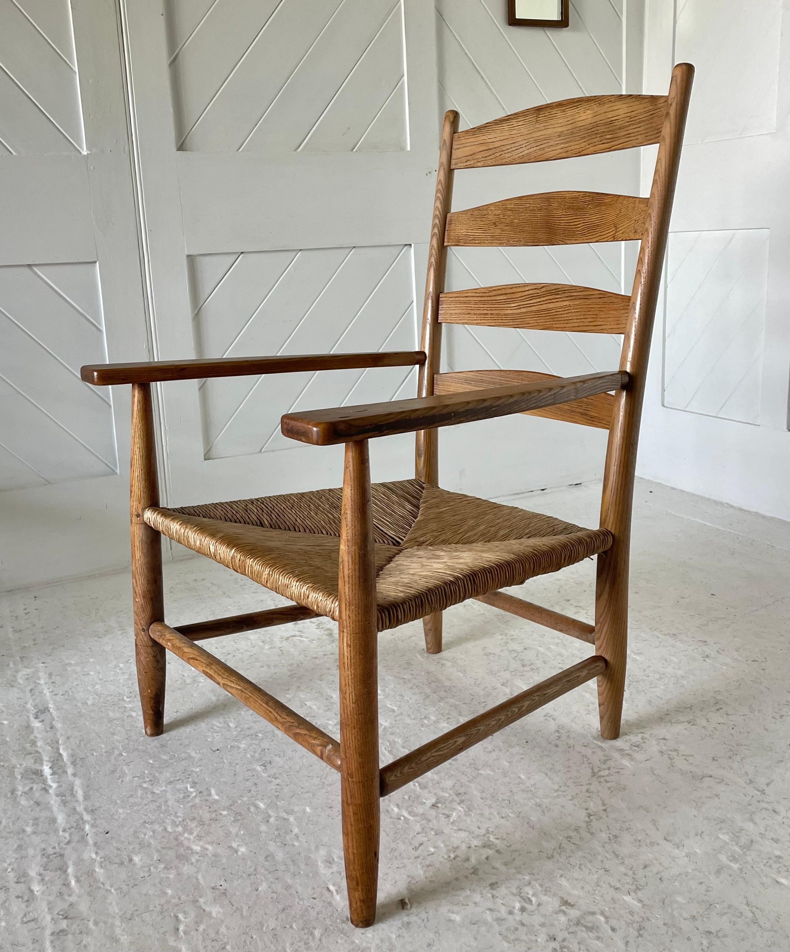 Sedia da camino in frassino

con sedile in pelle

Attribuito a Gordon Russell

Scuola Cotswold

Circa 1930

Altezza 96 cm. Larghezza 84 cm. Profondità 66 cm Altezza del sedile 35 cm
