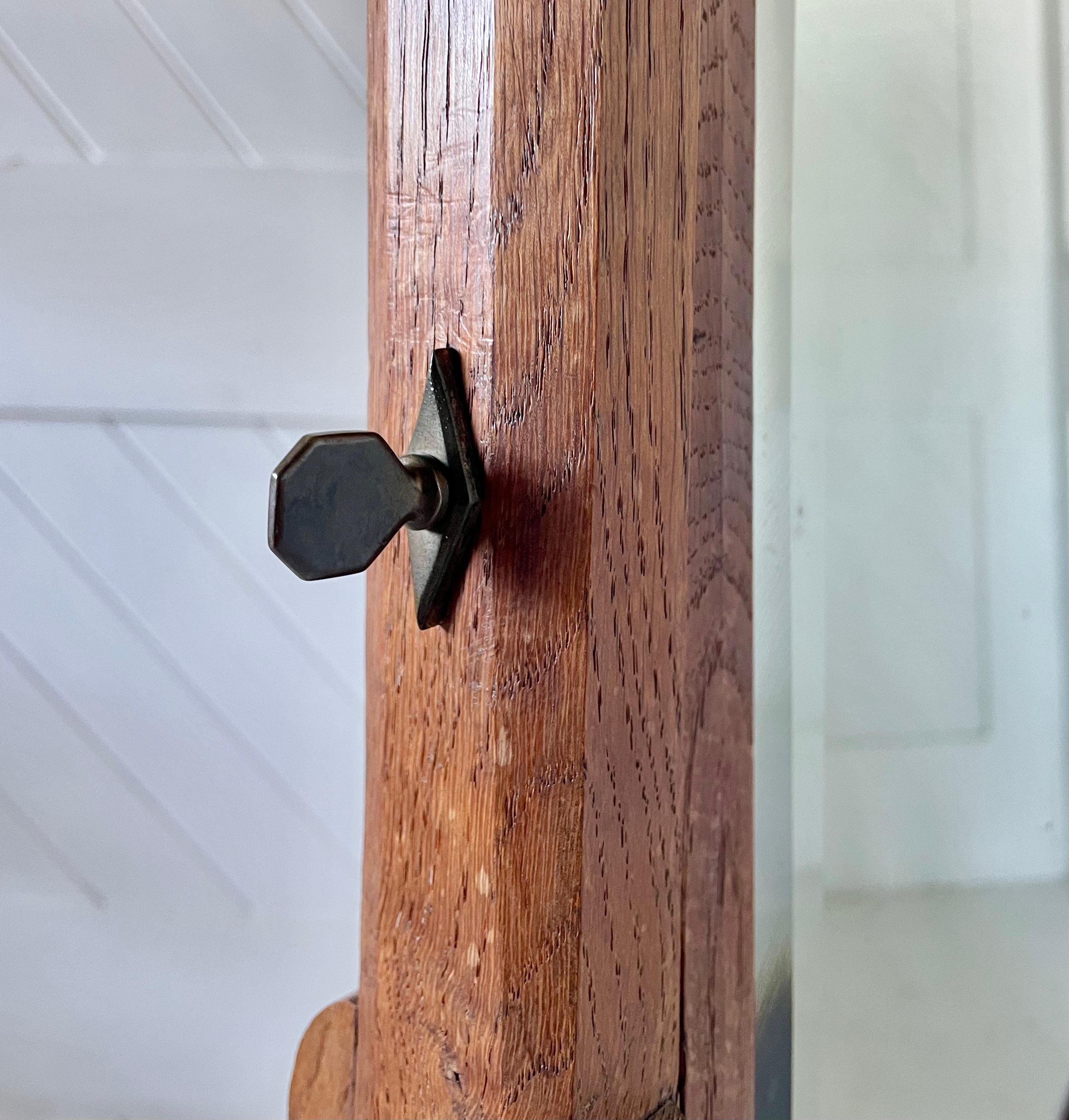 Milieu du XXe siècle Miroir de cheval encadré en chêne de l'école Cotswold en vente