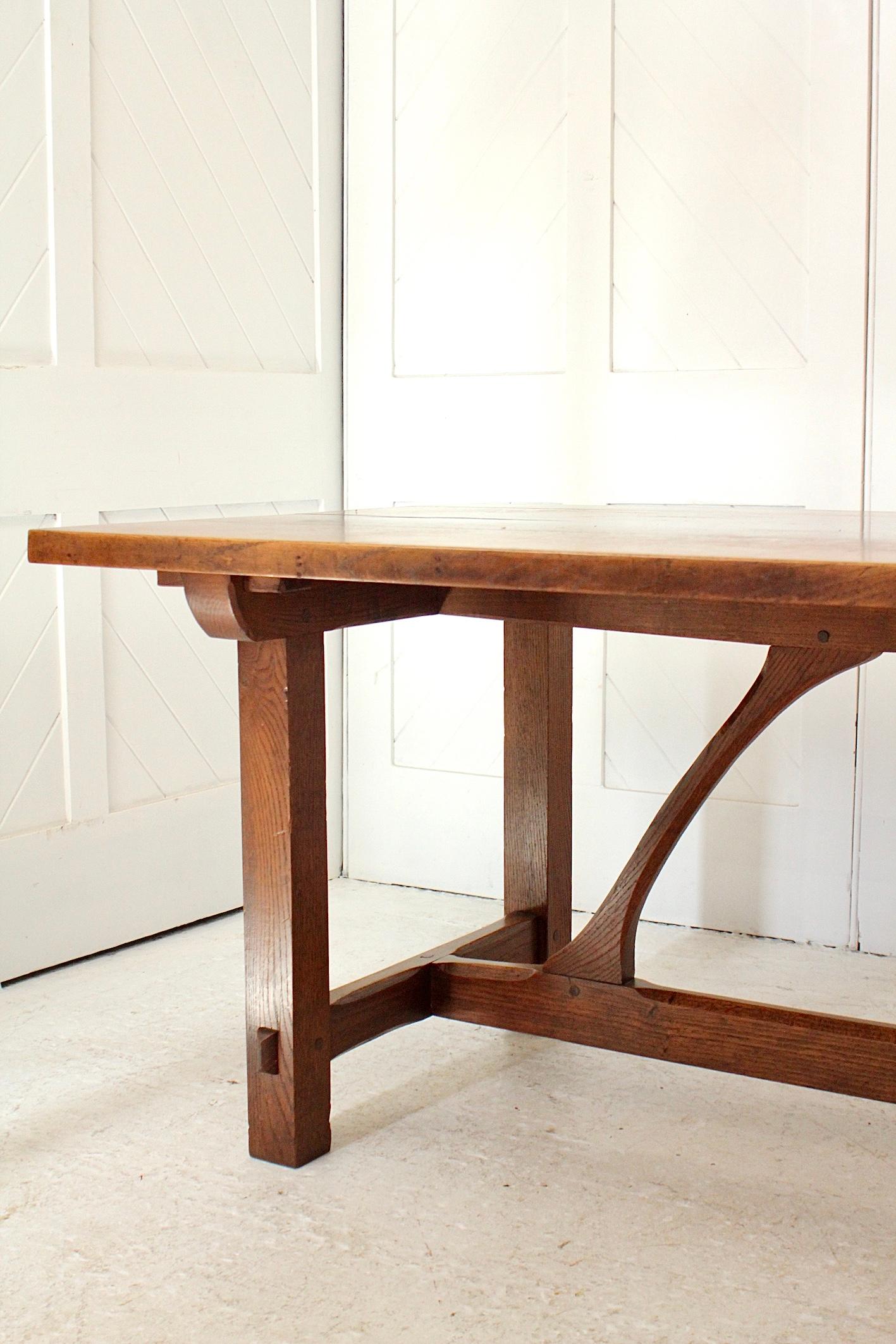 Mesa de comedor refectorio Early Arts & Crafts Wishbone Cotswold School de roble

3 tablones superiores

Patas cuadradas con articulación de espiga y camilla Wishbone

Fabricante: Sidney Barnsley

Diseñador: Ernest Gimson

Taller