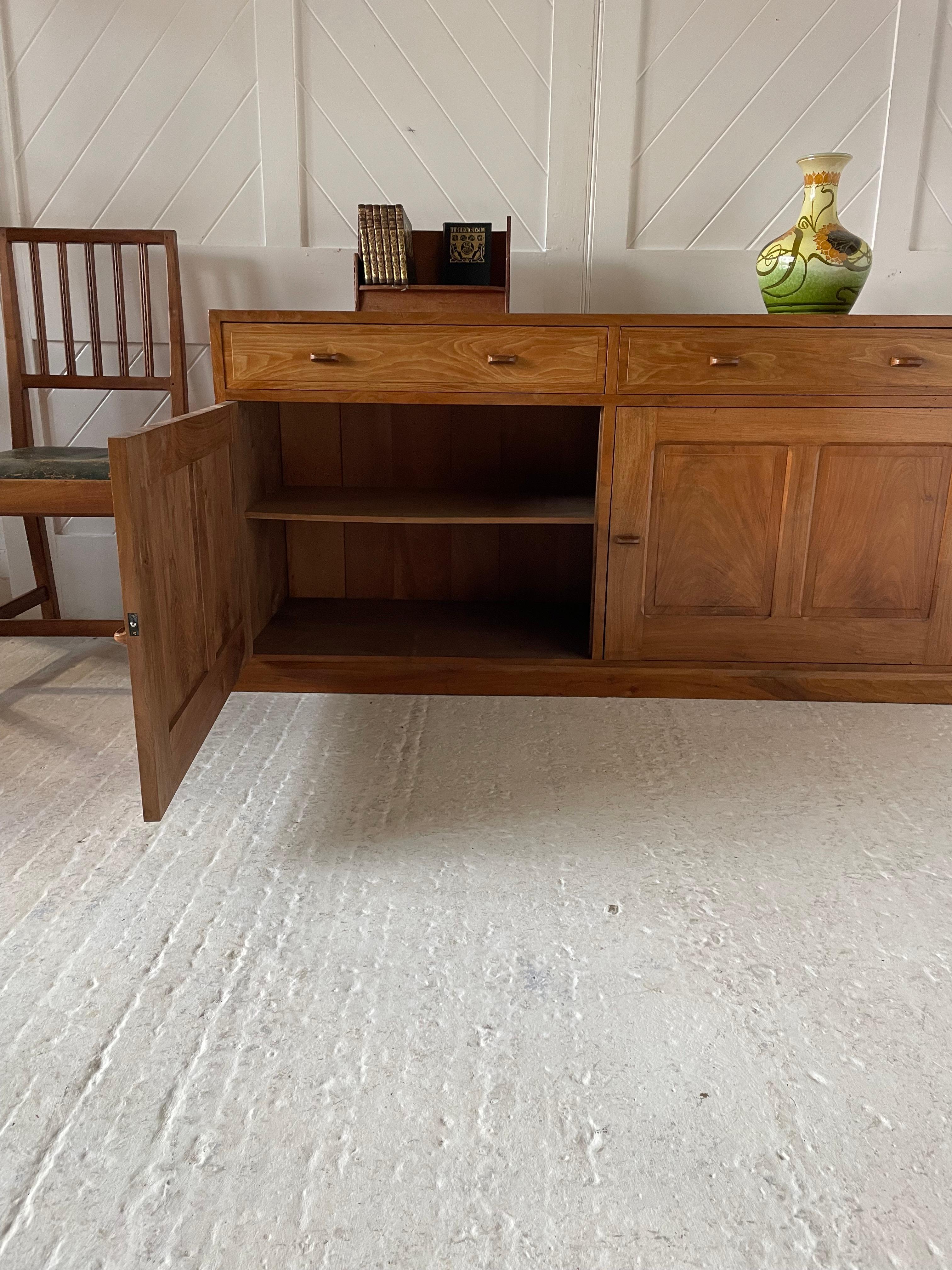 Arts and Crafts Credenza in noce Cotswold School in vendita